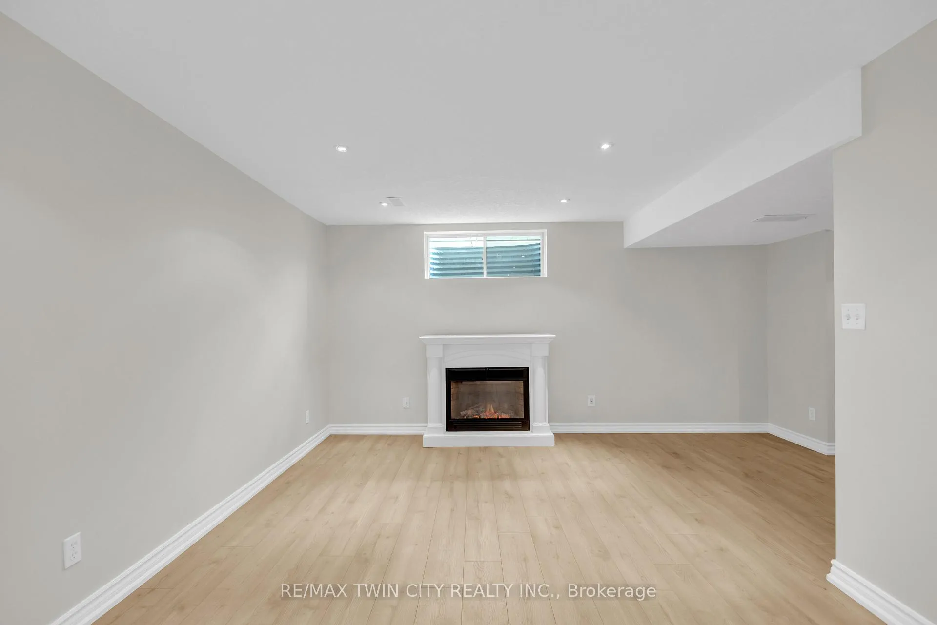 Photo 32 of 22 Dahlia Street, Kitchener — HOMEH