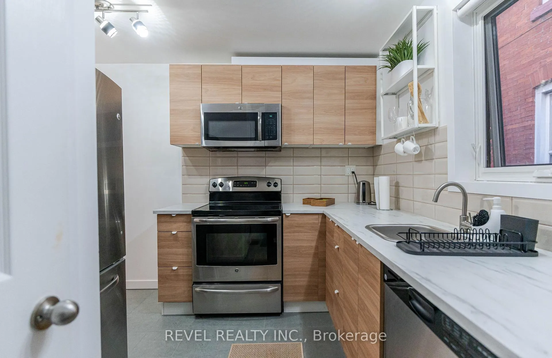 Photo 21 of 329 Main Street W, Hamilton, Strathcona — HOMEH