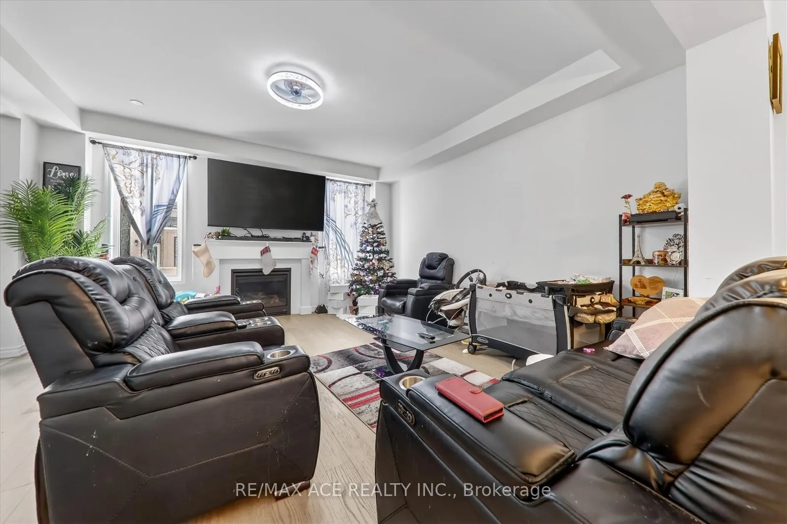 Photo 8 of 1419 Mockingbird Square, Pickering, Rural Pickering — HOMEH