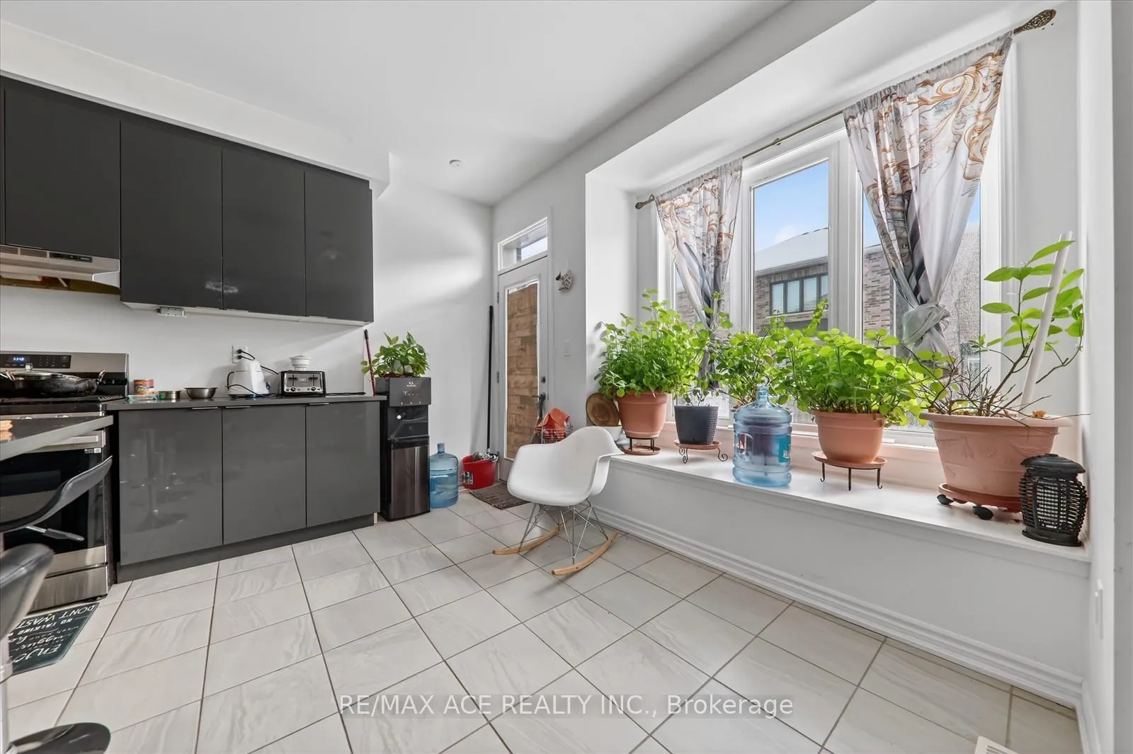 Photo 14 of 1419 Mockingbird Square, Pickering, Rural Pickering — HOMEH
