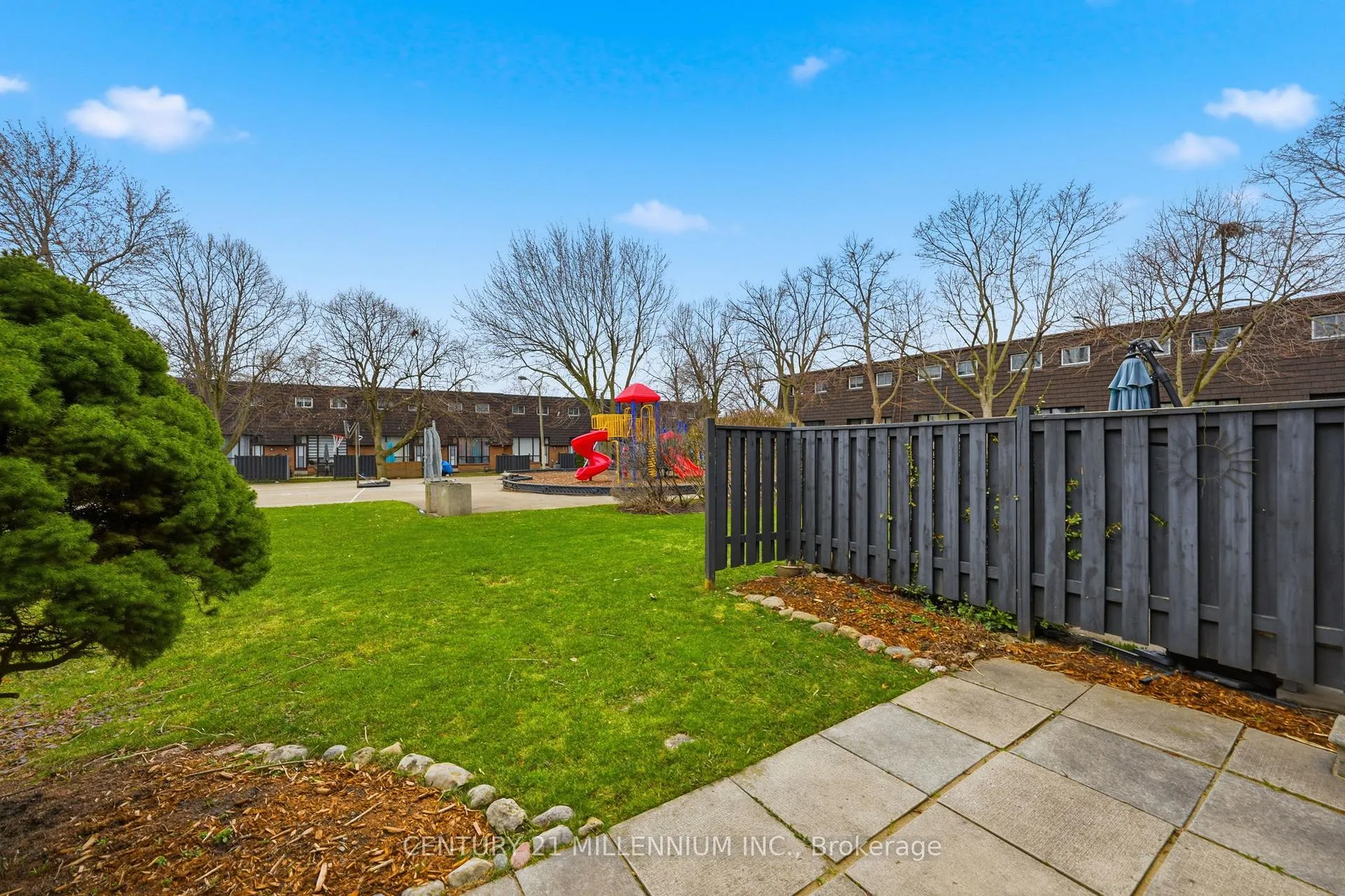Photo 2 of 107 Darras Court, Brampton, Southgate — HOMEH