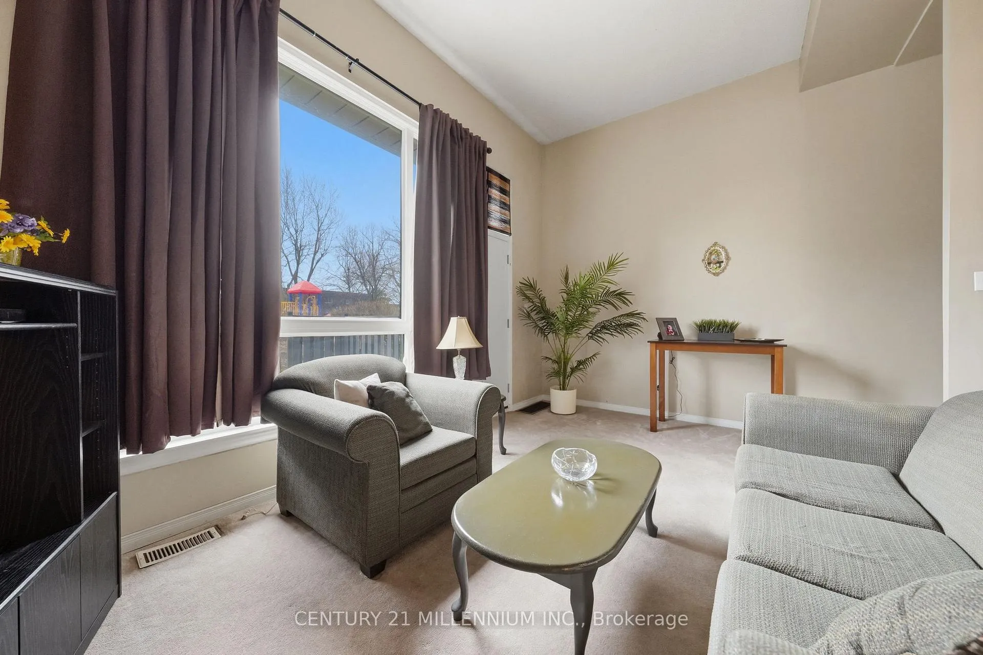 Photo 5 of 107 Darras Court, Brampton, Southgate — HOMEH
