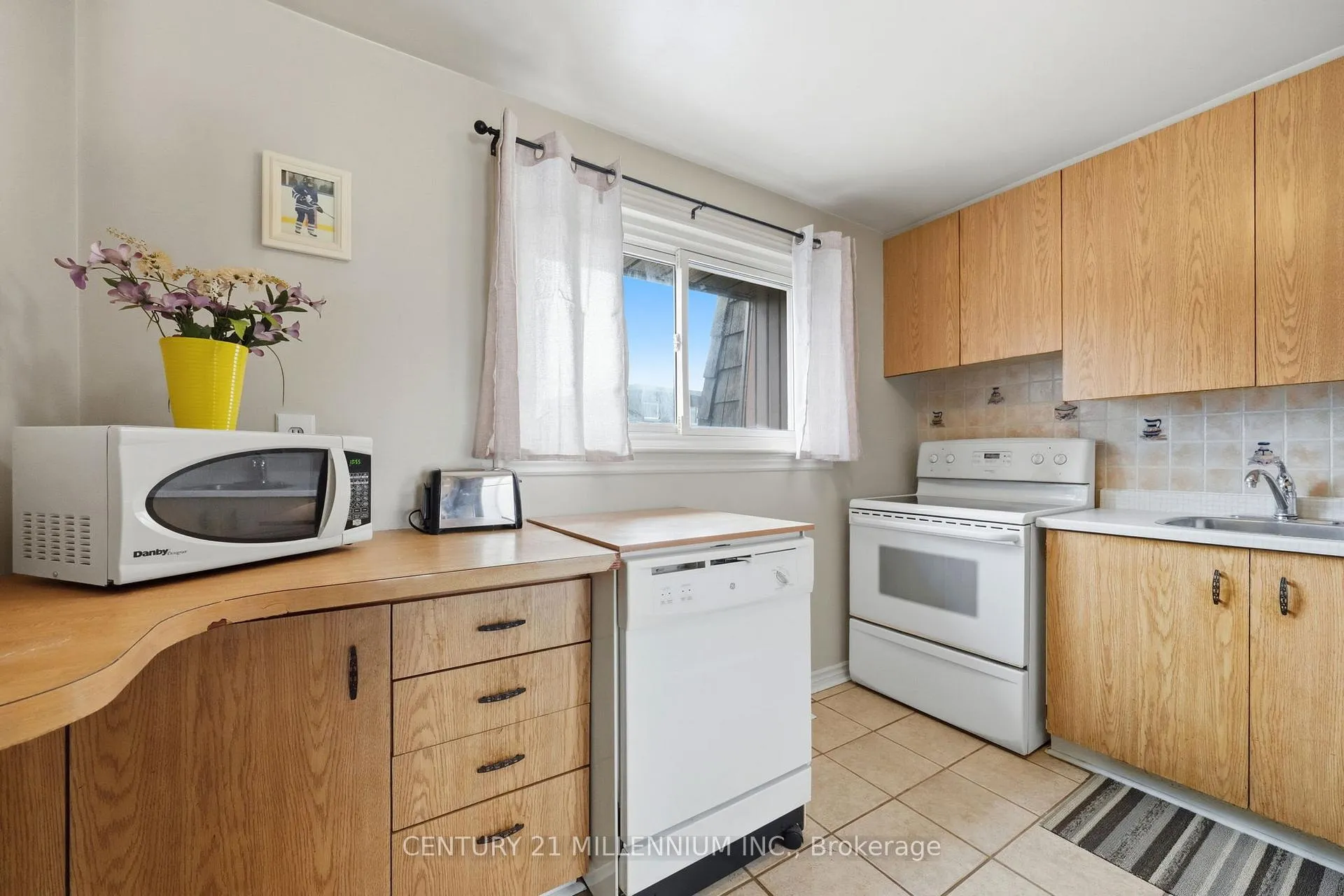 Photo 12 of 107 Darras Court, Brampton, Southgate — HOMEH