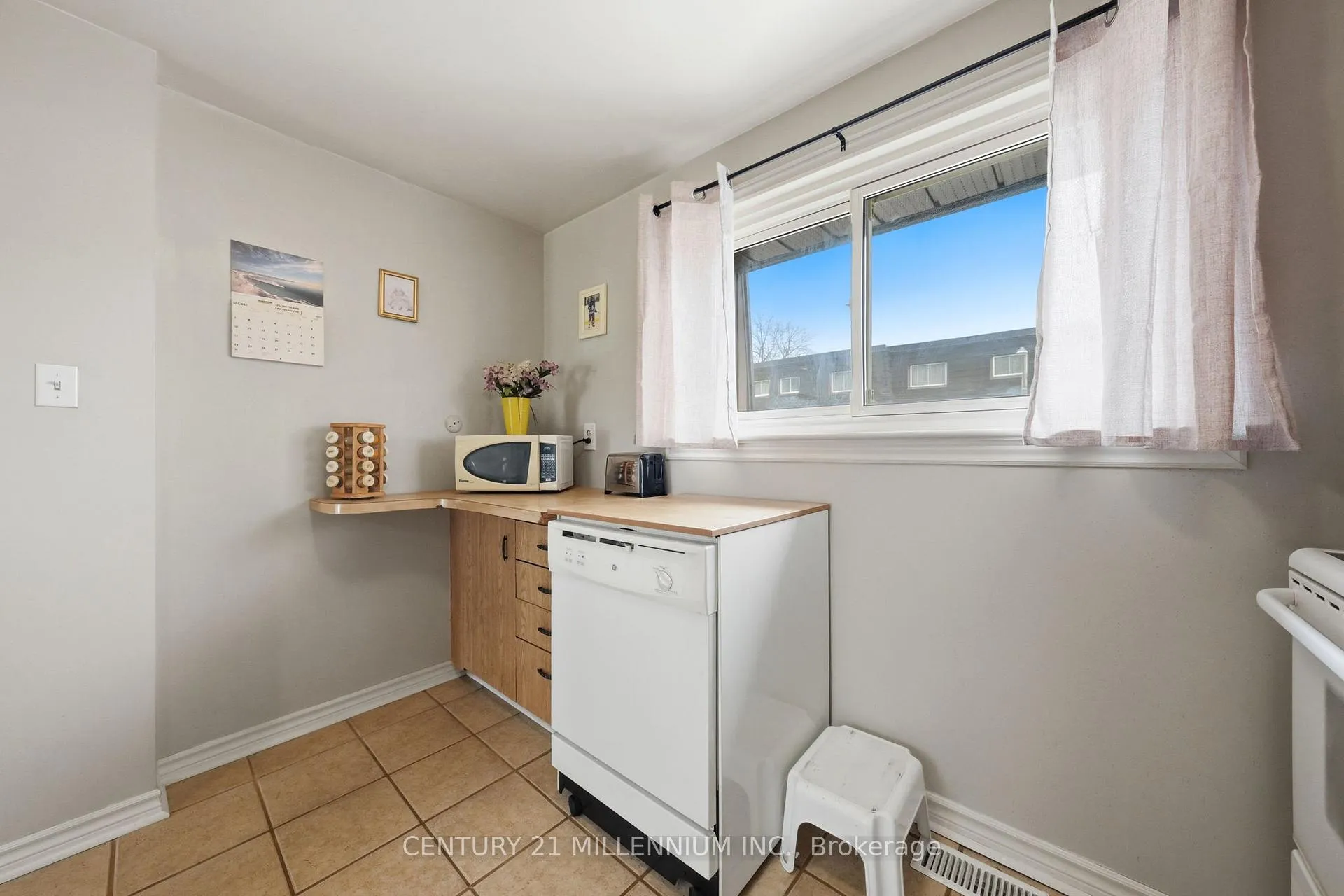 Photo 13 of 107 Darras Court, Brampton, Southgate — HOMEH