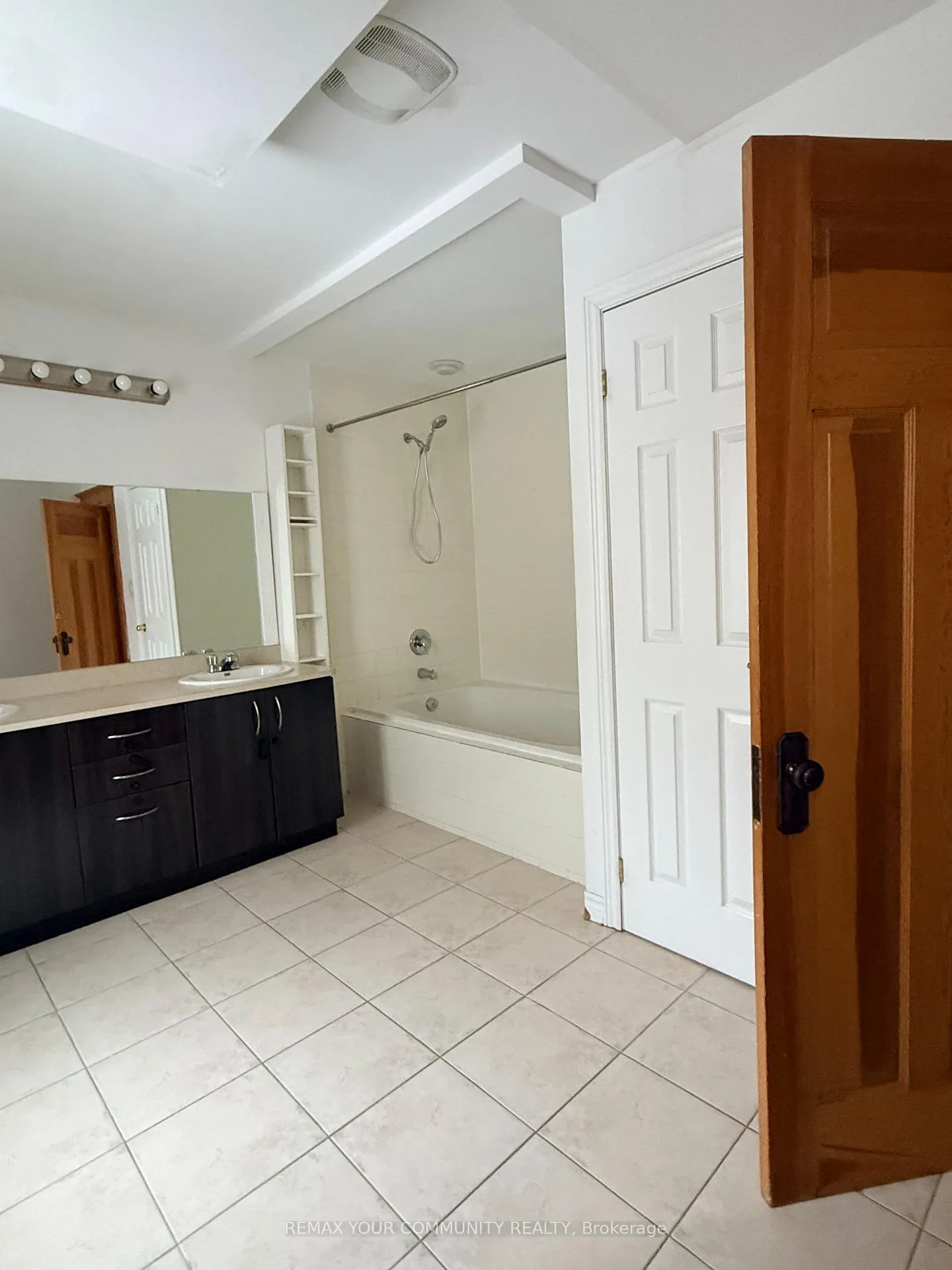 Photo 3 of 66 Wallace Street, Vaughan, West Woodbridge — HOMEH