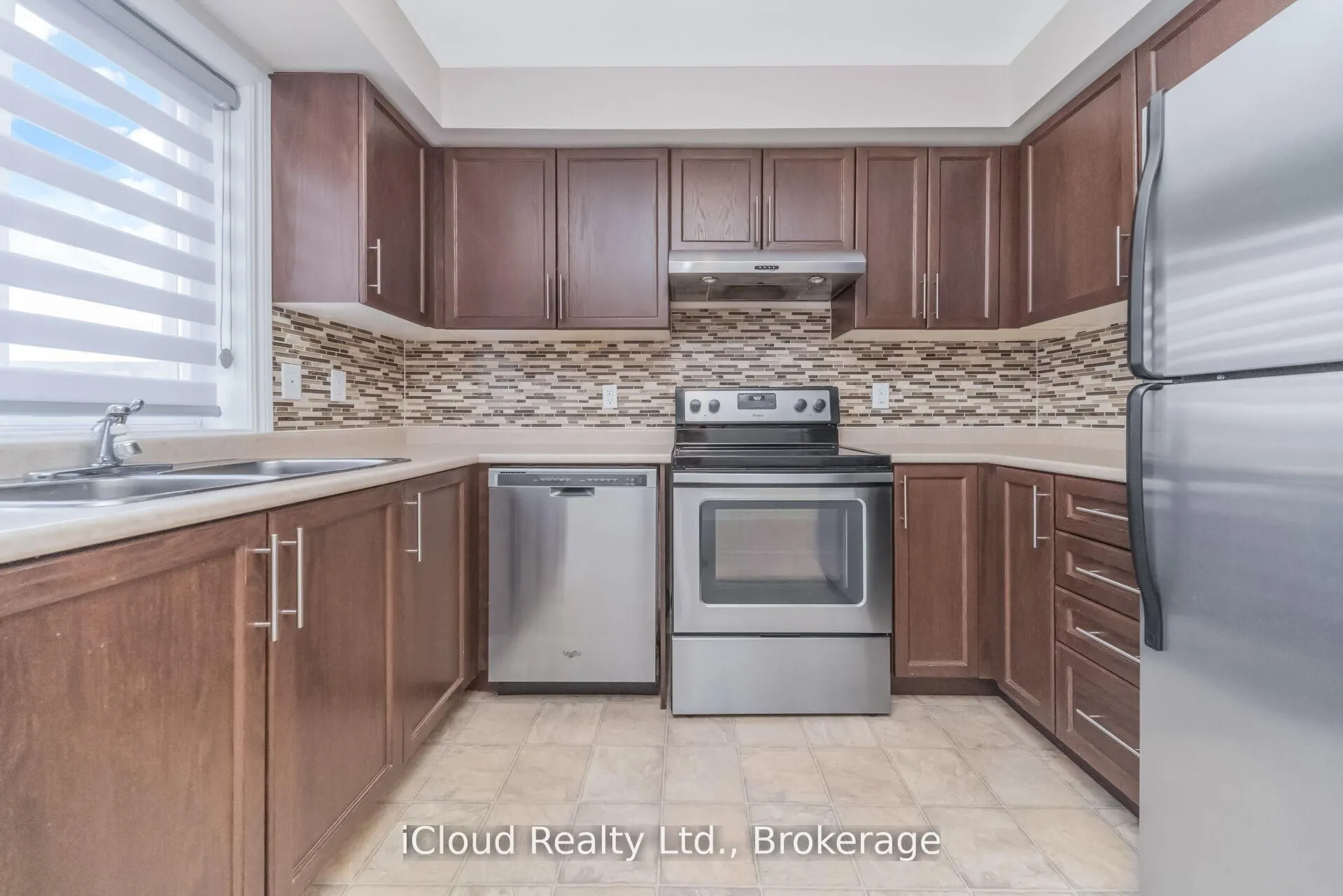 Photo 11 of 63 Spadina Road, Brampton, Bram West — HOMEH