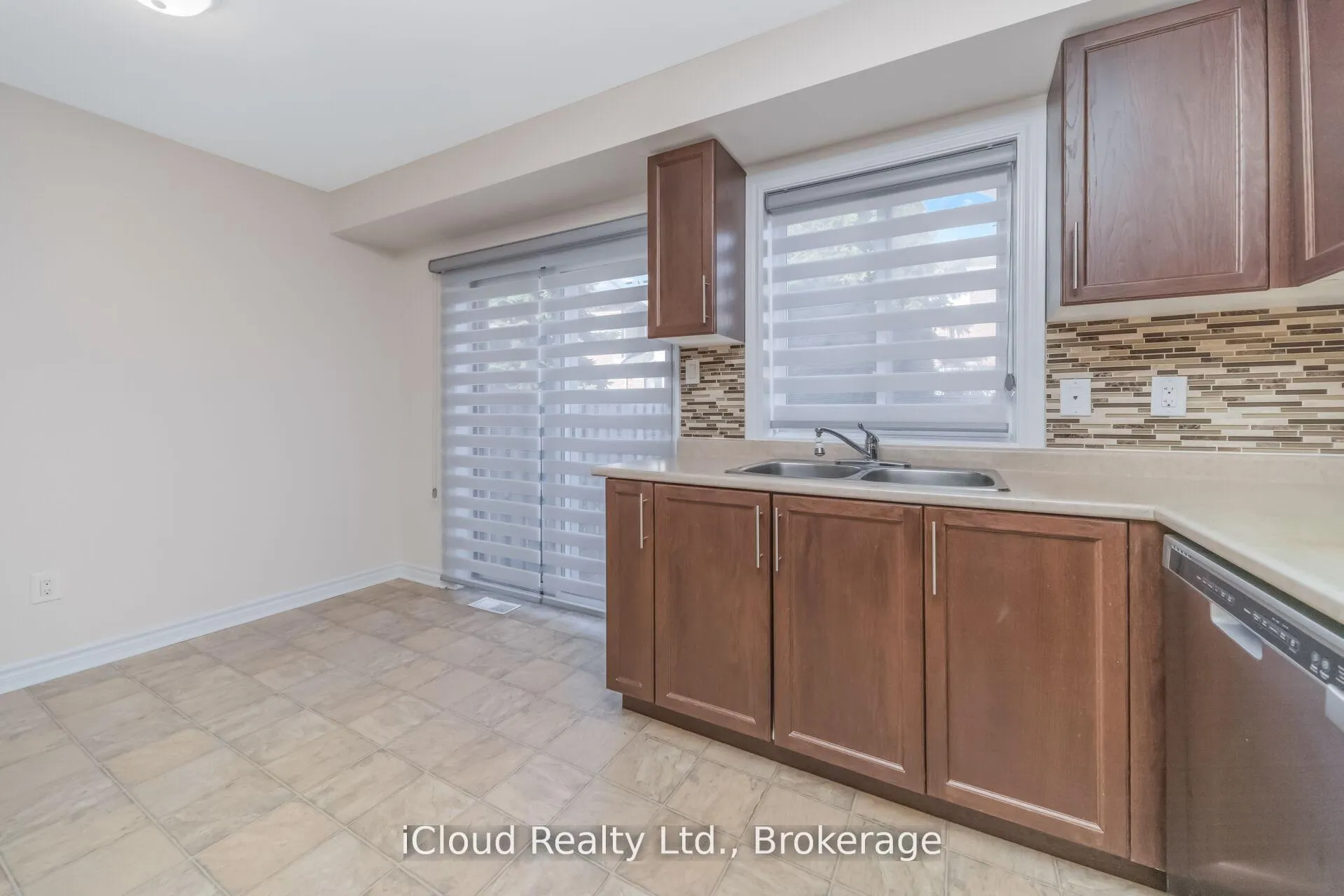 Photo 13 of 63 Spadina Road, Brampton, Bram West — HOMEH