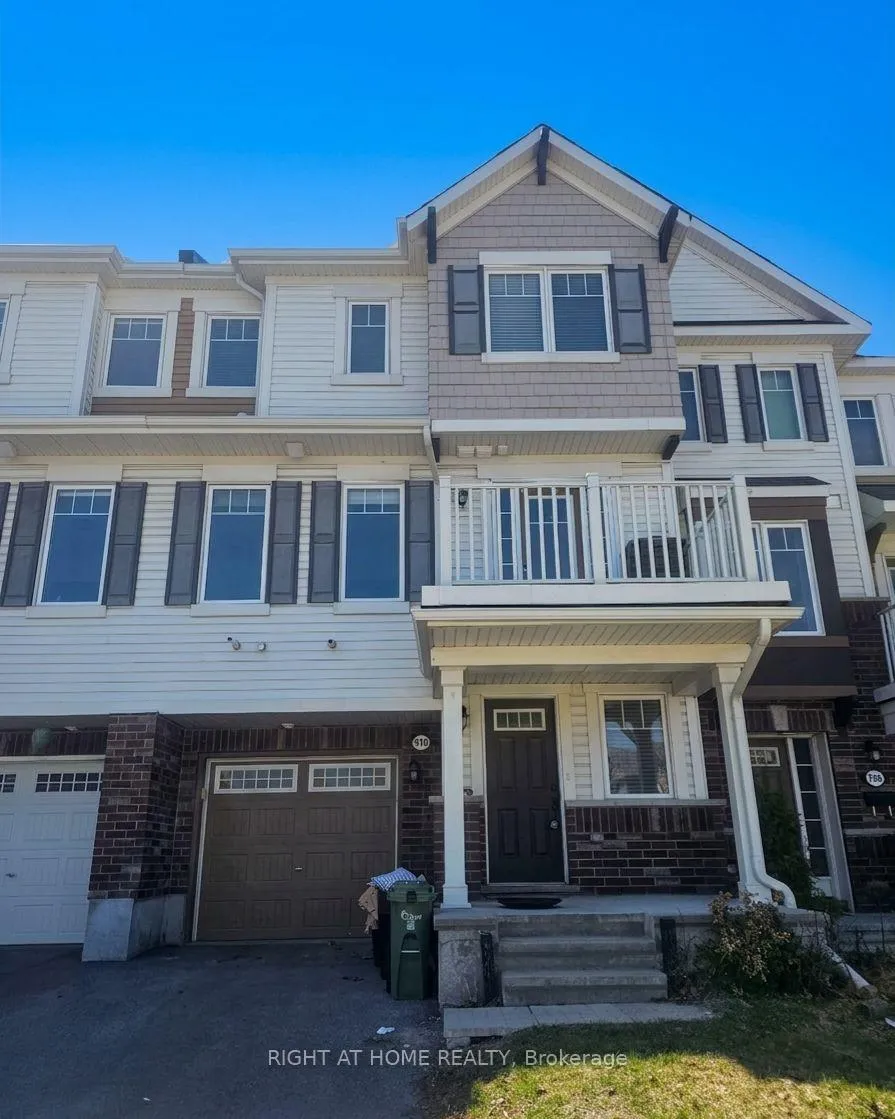 Front of 910 Fameflower Street