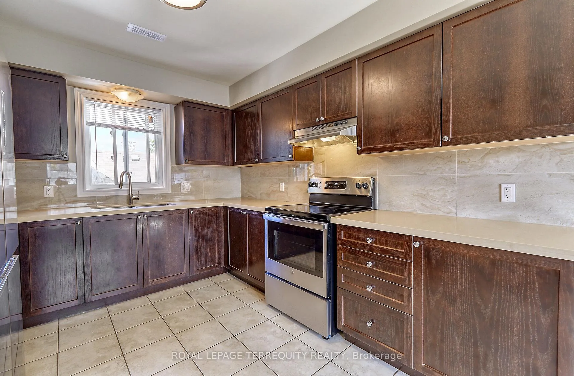 Photo 6 of Unit 2, 556 Park Road S, Oshawa, Vanier — HOMEH