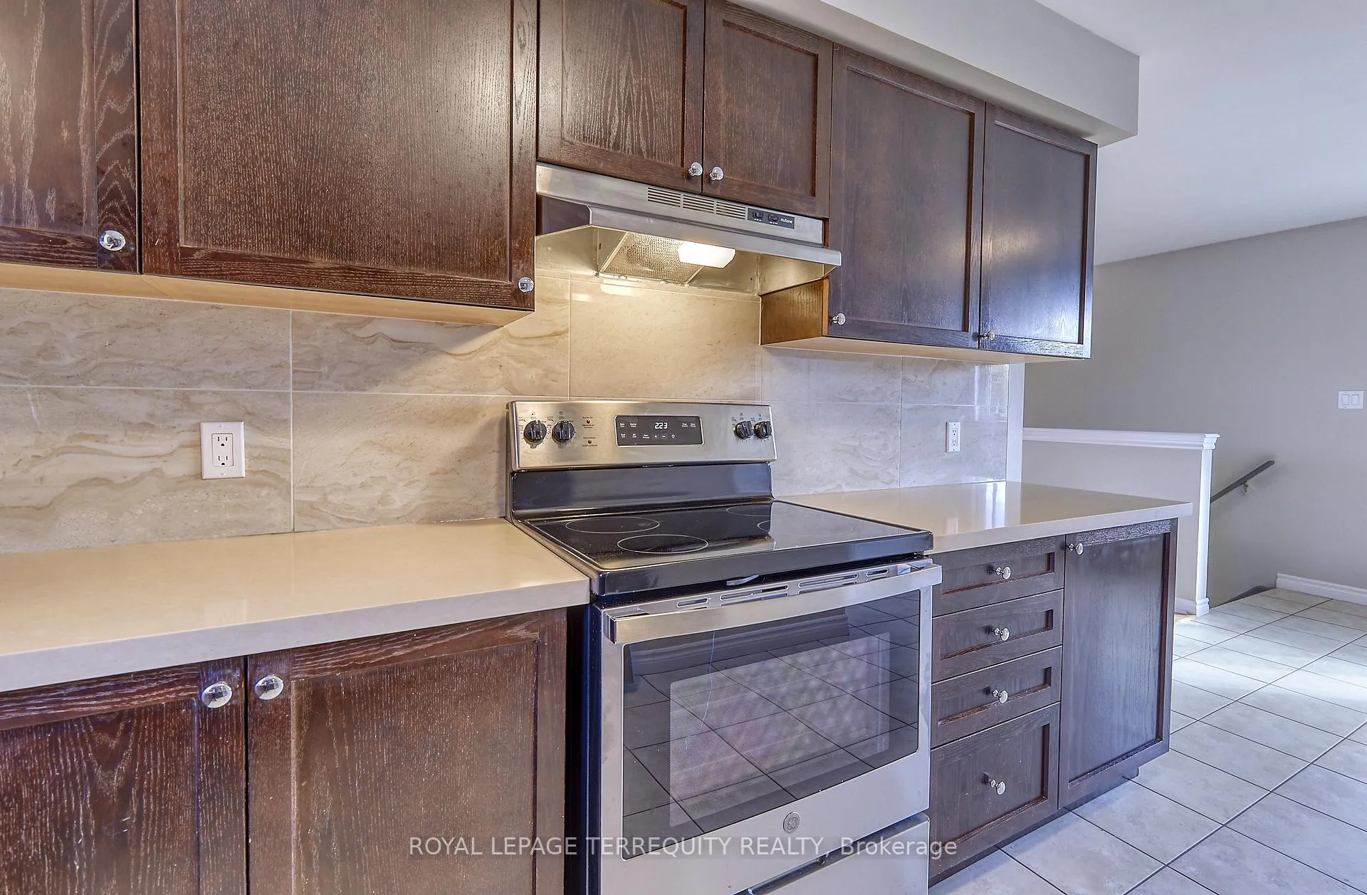 Photo 7 of Unit 2, 556 Park Road S, Oshawa, Vanier — HOMEH