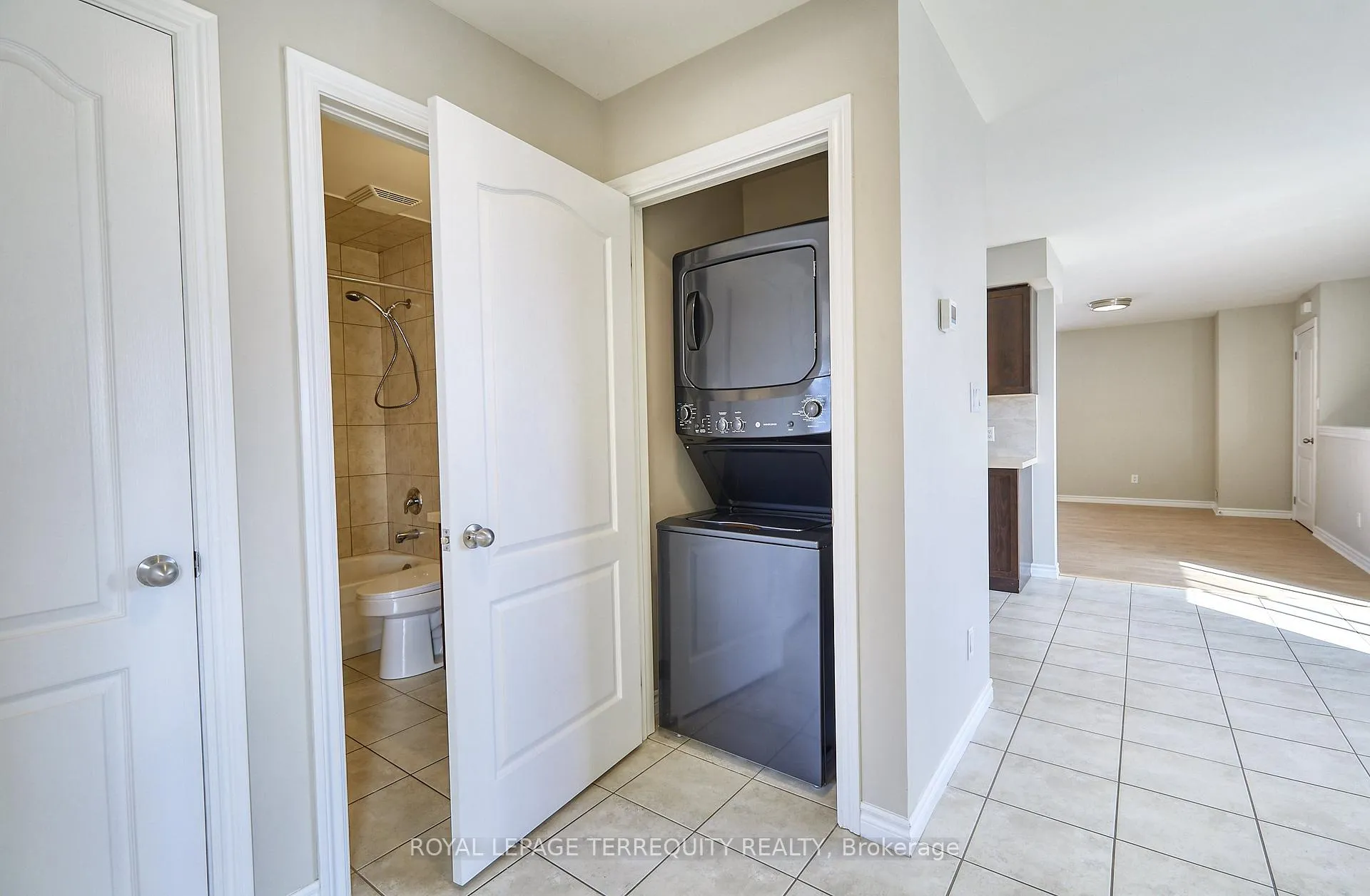 Photo 12 of Unit 2, 556 Park Road S, Oshawa, Vanier — HOMEH