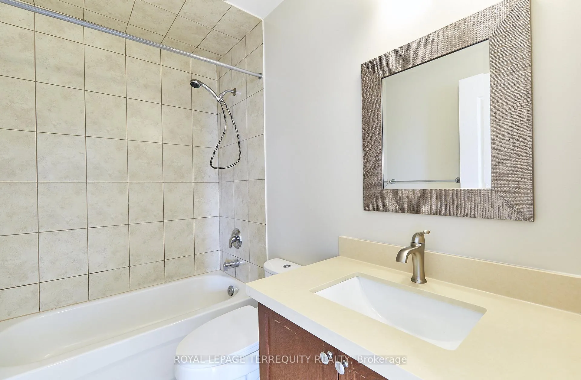Photo 13 of Unit 2, 556 Park Road S, Oshawa, Vanier — HOMEH