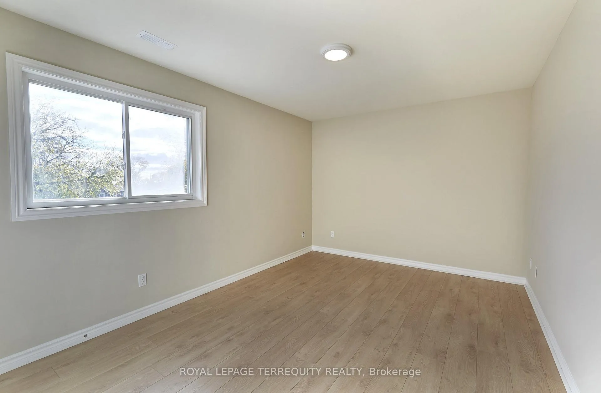 Photo 14 of Unit 2, 556 Park Road S, Oshawa, Vanier — HOMEH