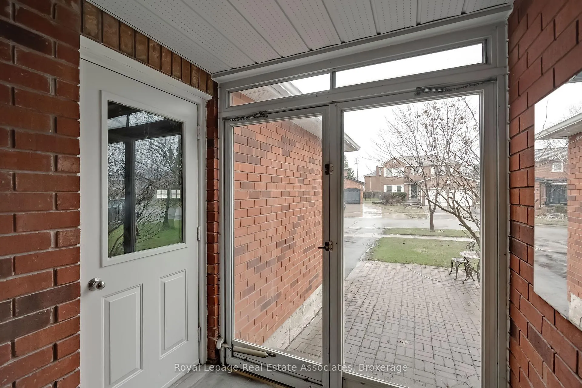 Photo 2 of 43 Corkett Drive, Brampton, Northwood Park — HOMEH
