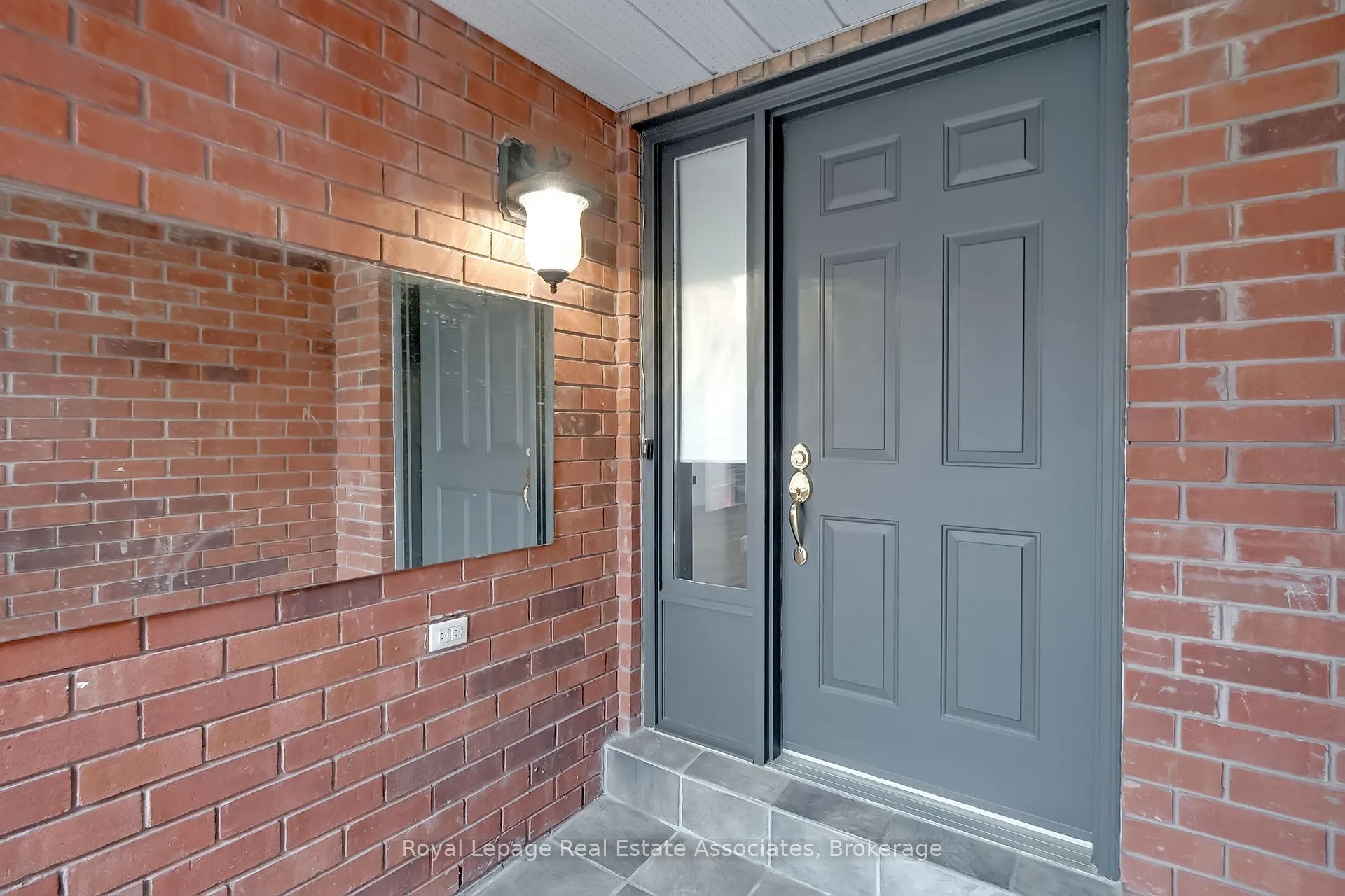 Photo 3 of 43 Corkett Drive, Brampton, Northwood Park — HOMEH