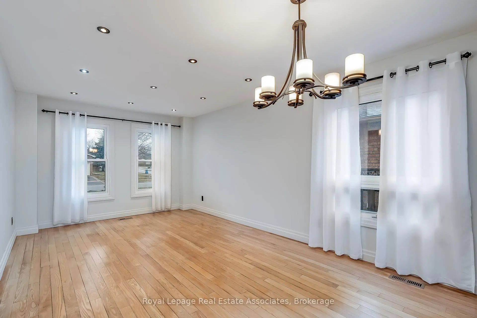 Photo 5 of 43 Corkett Drive, Brampton, Northwood Park — HOMEH