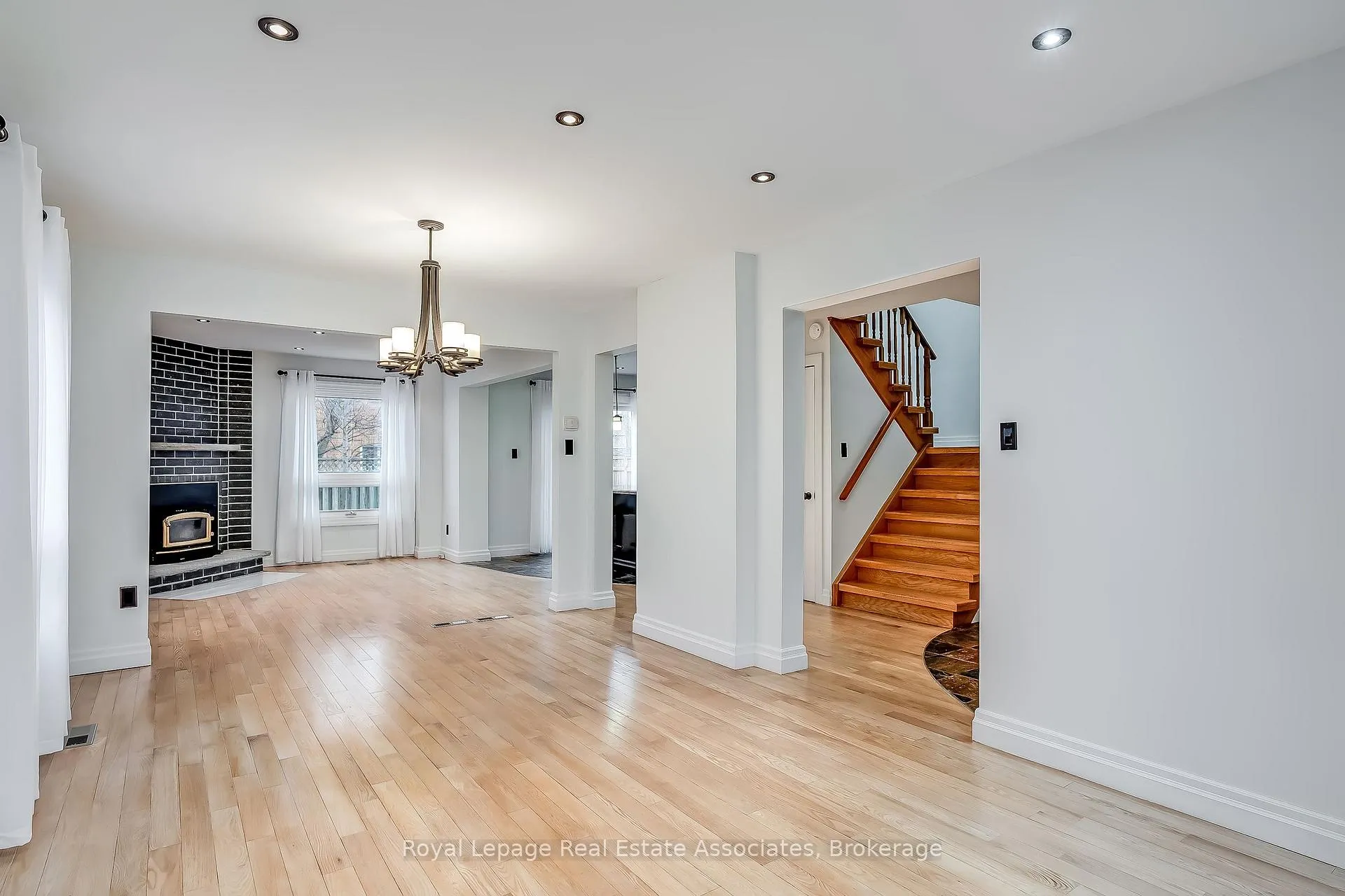 Photo 7 of 43 Corkett Drive, Brampton, Northwood Park — HOMEH
