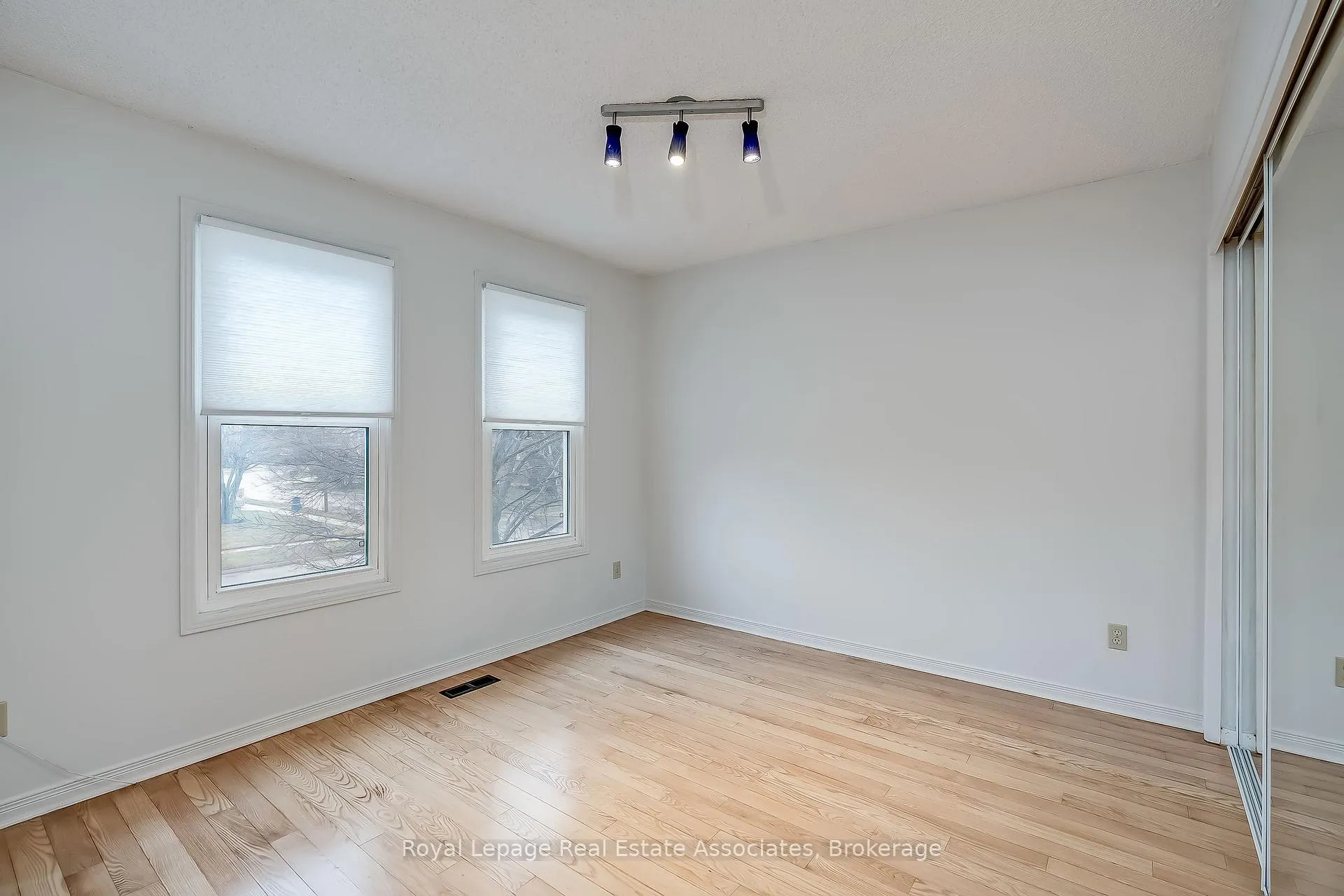 Photo 22 of 43 Corkett Drive, Brampton, Northwood Park — HOMEH