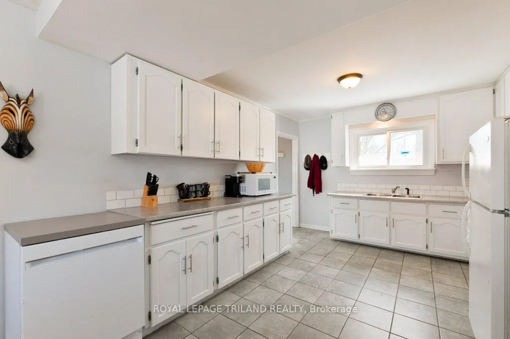 Photo 10 of 102 Steele Street, St. Thomas — HOMEH