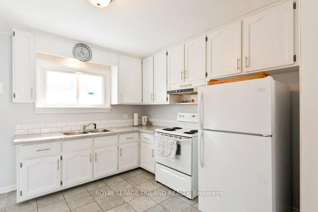 Photo 11 of 102 Steele Street, St. Thomas — HOMEH