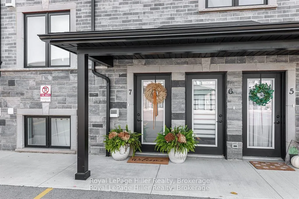Front of Unit 7, 3192 Vivian Line 37