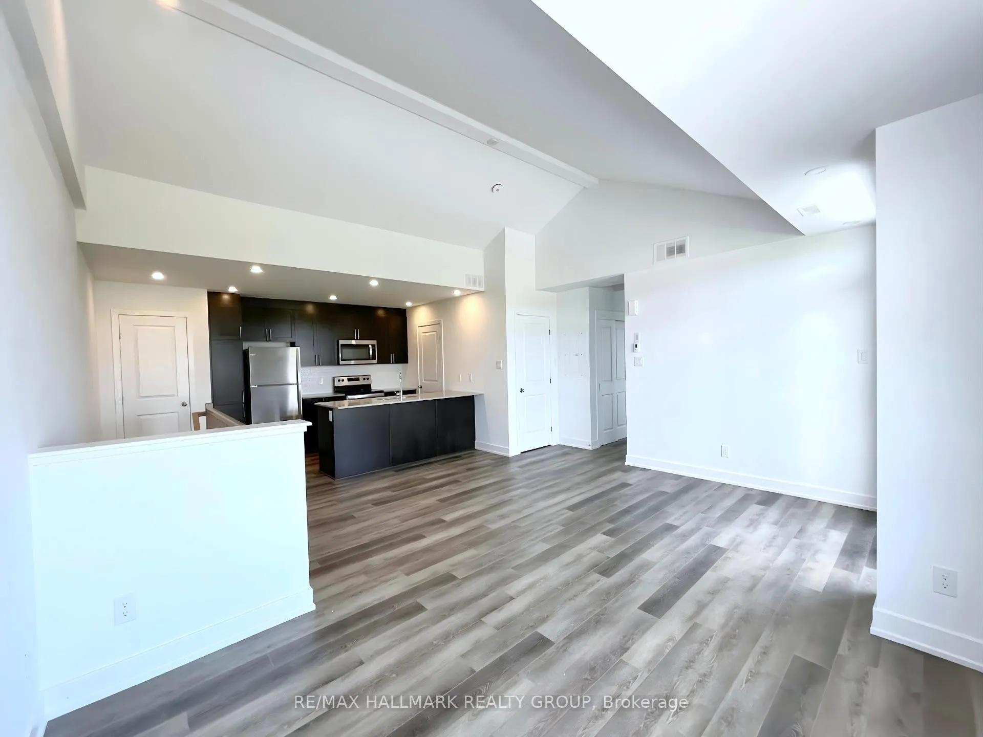 Photo 2 of Unit i, 300 Tulum Crescent, Ottawa, Kanata - Emerald Meadows/Trailwest — HOMEH