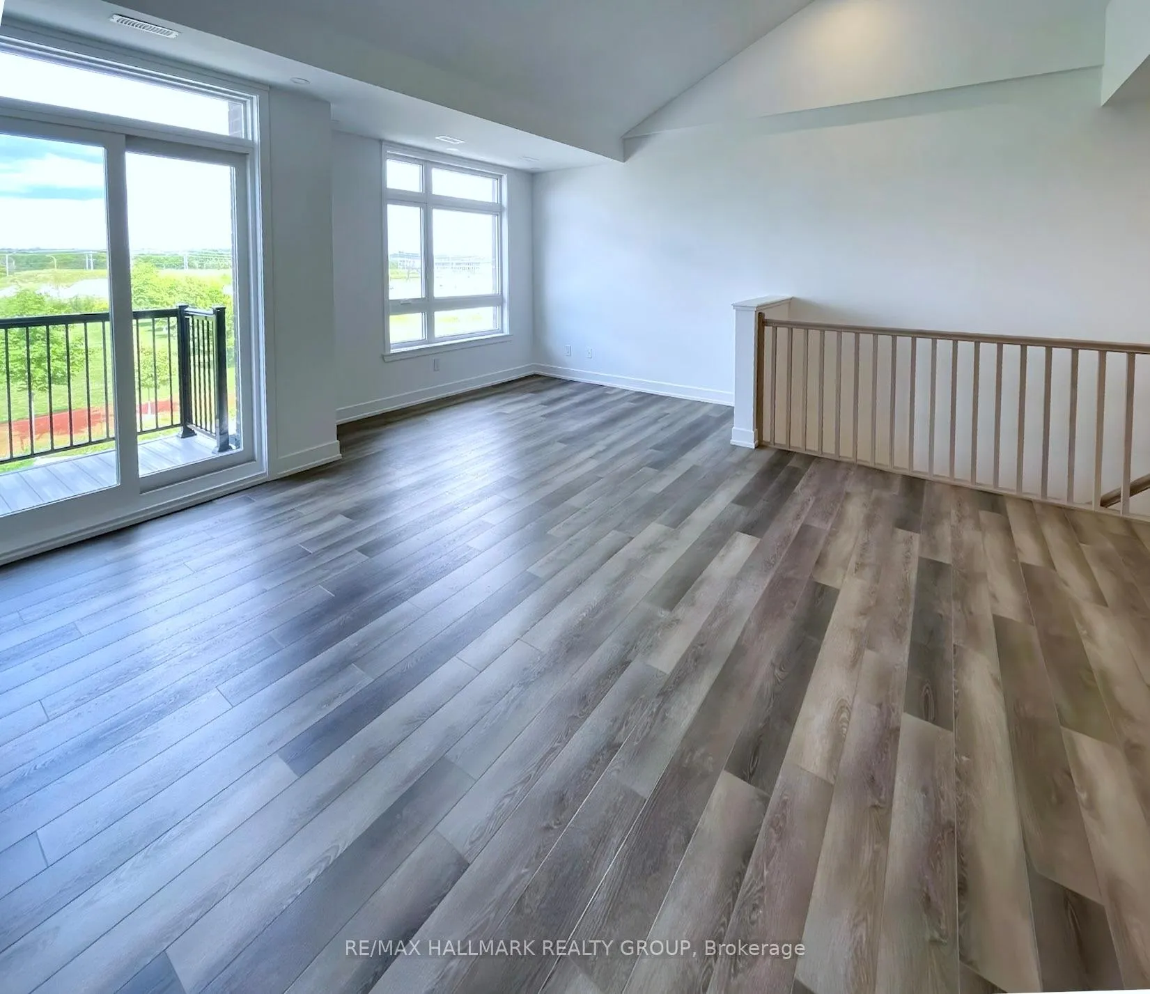 Photo 3 of Unit i, 300 Tulum Crescent, Ottawa, Kanata - Emerald Meadows/Trailwest — HOMEH
