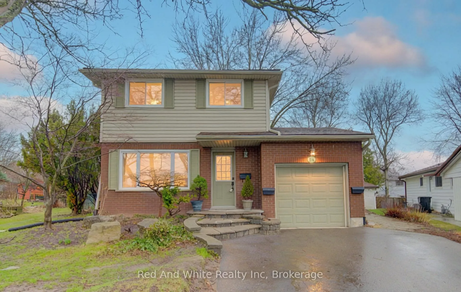 Photo 2 of 34 Forest Glen Court, Kitchener — HOMEH