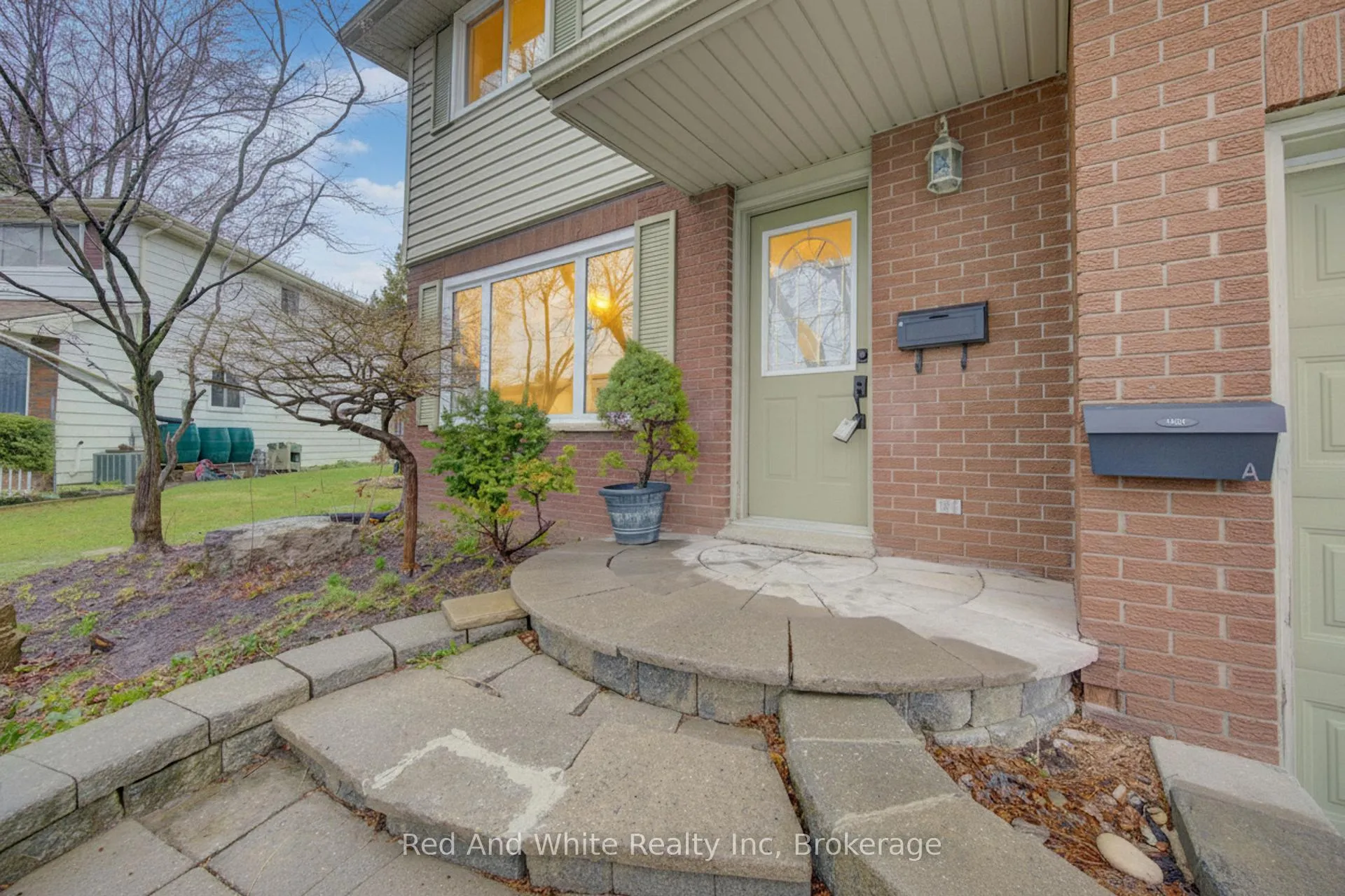 Photo 3 of 34 Forest Glen Court, Kitchener — HOMEH