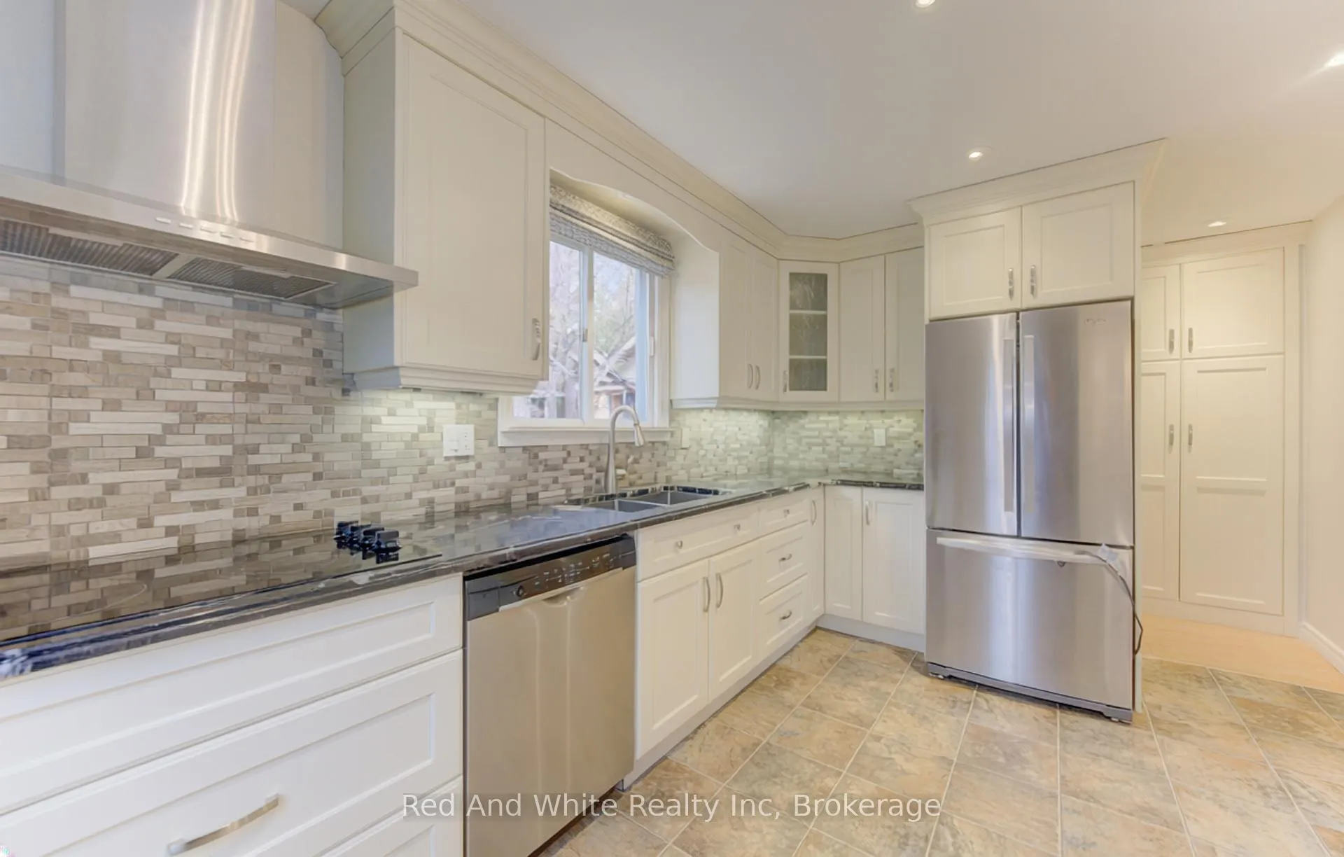 Photo 12 of 34 Forest Glen Court, Kitchener — HOMEH