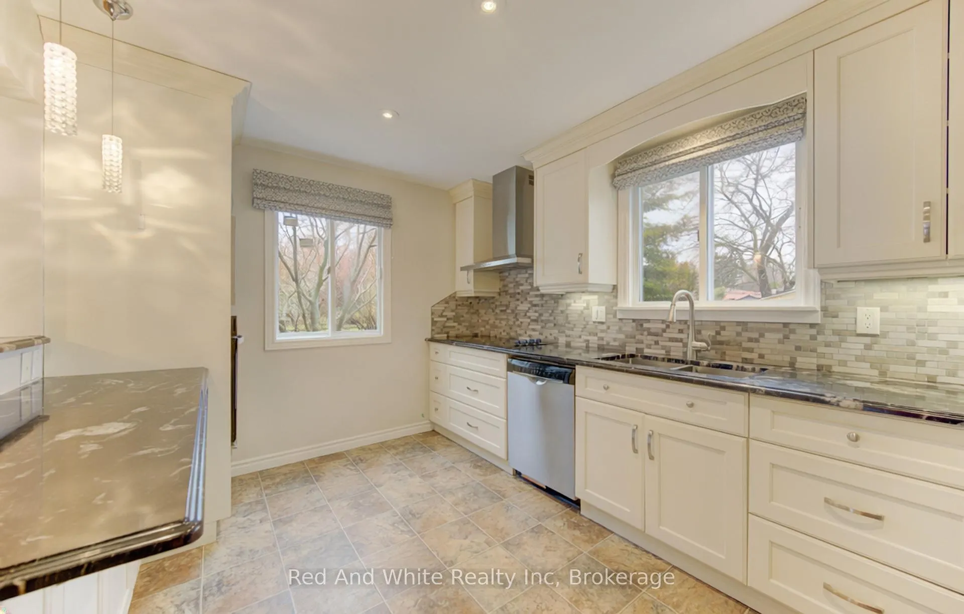 Photo 13 of 34 Forest Glen Court, Kitchener — HOMEH