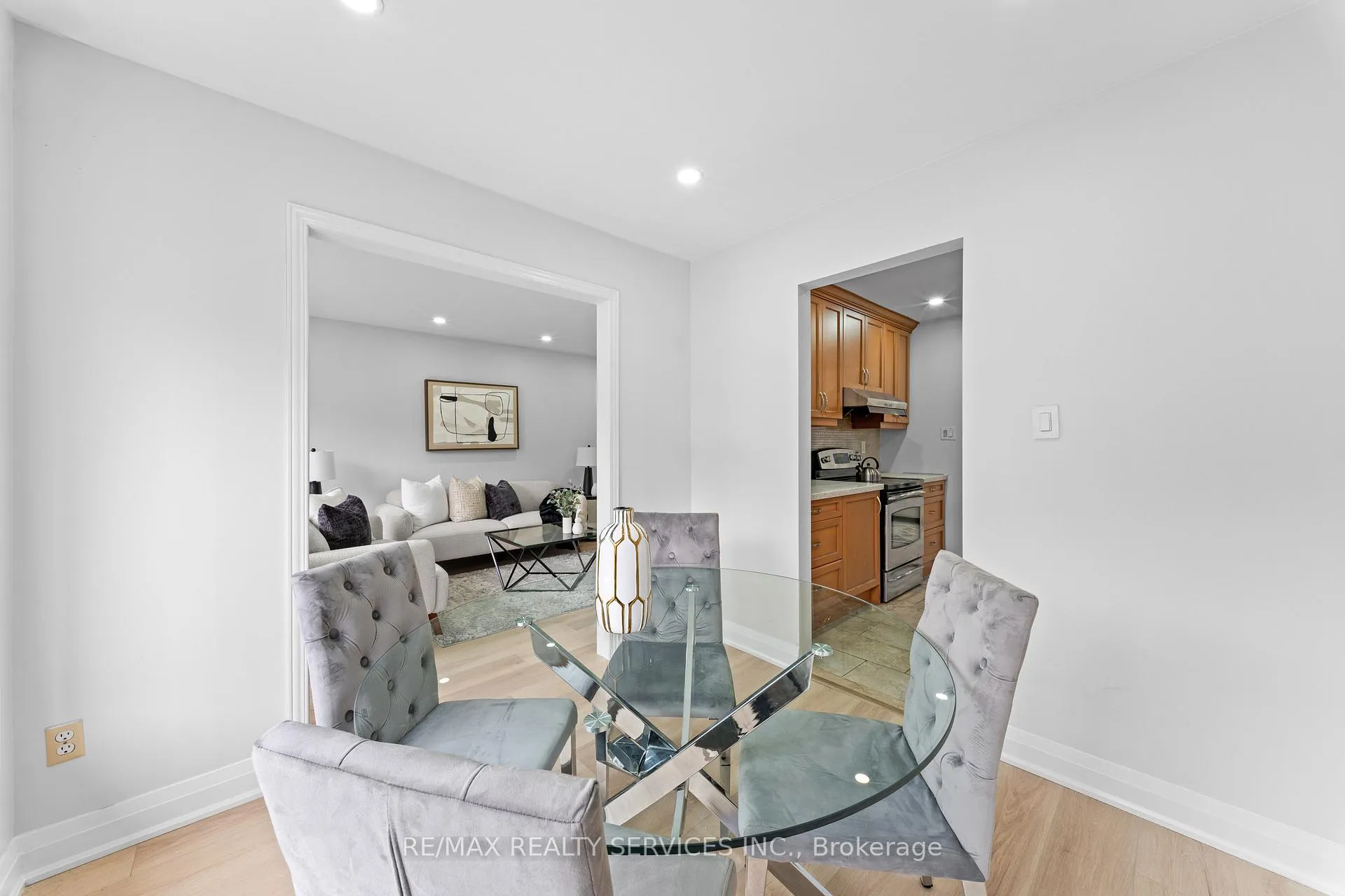 Photo 23 of 41 Tanager Square, Brampton, Heart Lake West — HOMEH