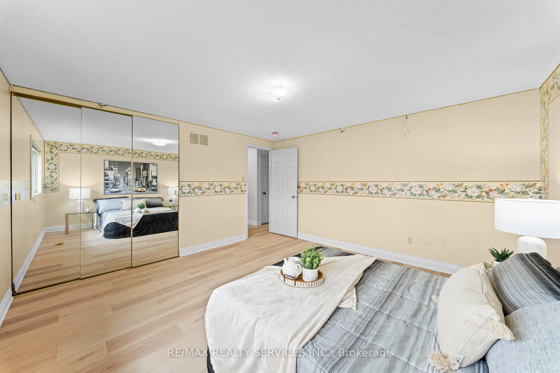 Photo 29 of 41 Tanager Square, Brampton, Heart Lake West — HOMEH
