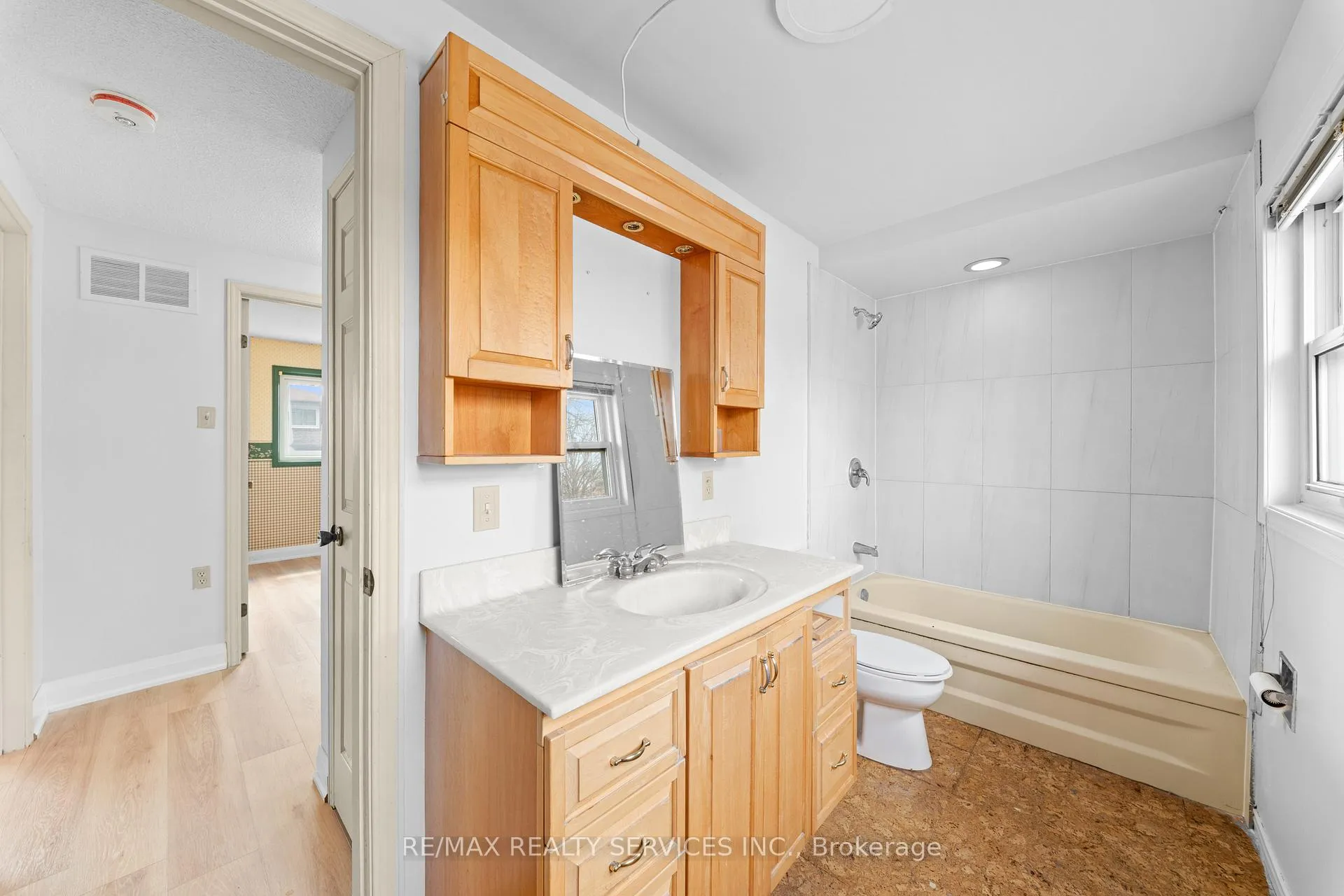 Photo 31 of 41 Tanager Square, Brampton, Heart Lake West — HOMEH