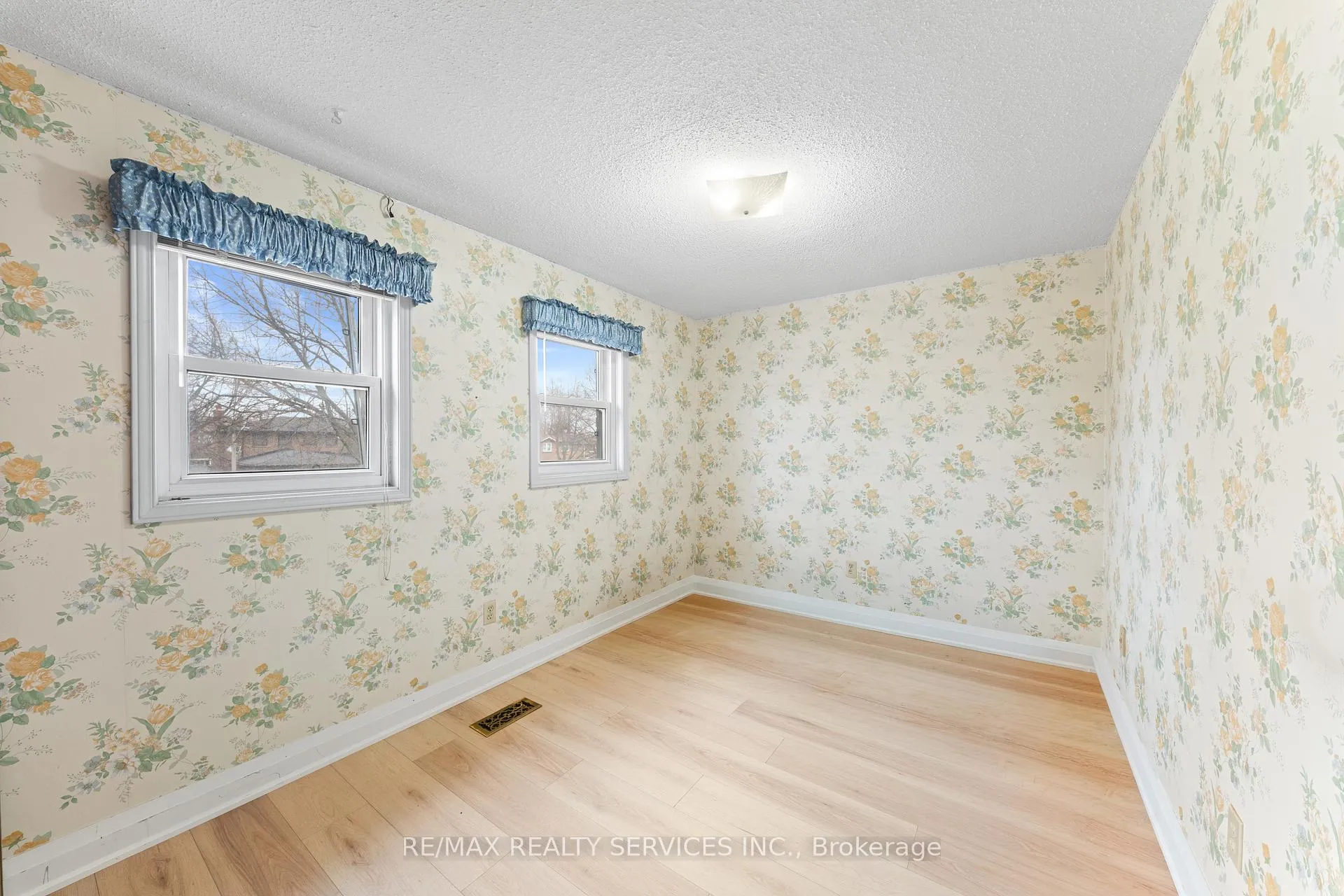Photo 32 of 41 Tanager Square, Brampton, Heart Lake West — HOMEH