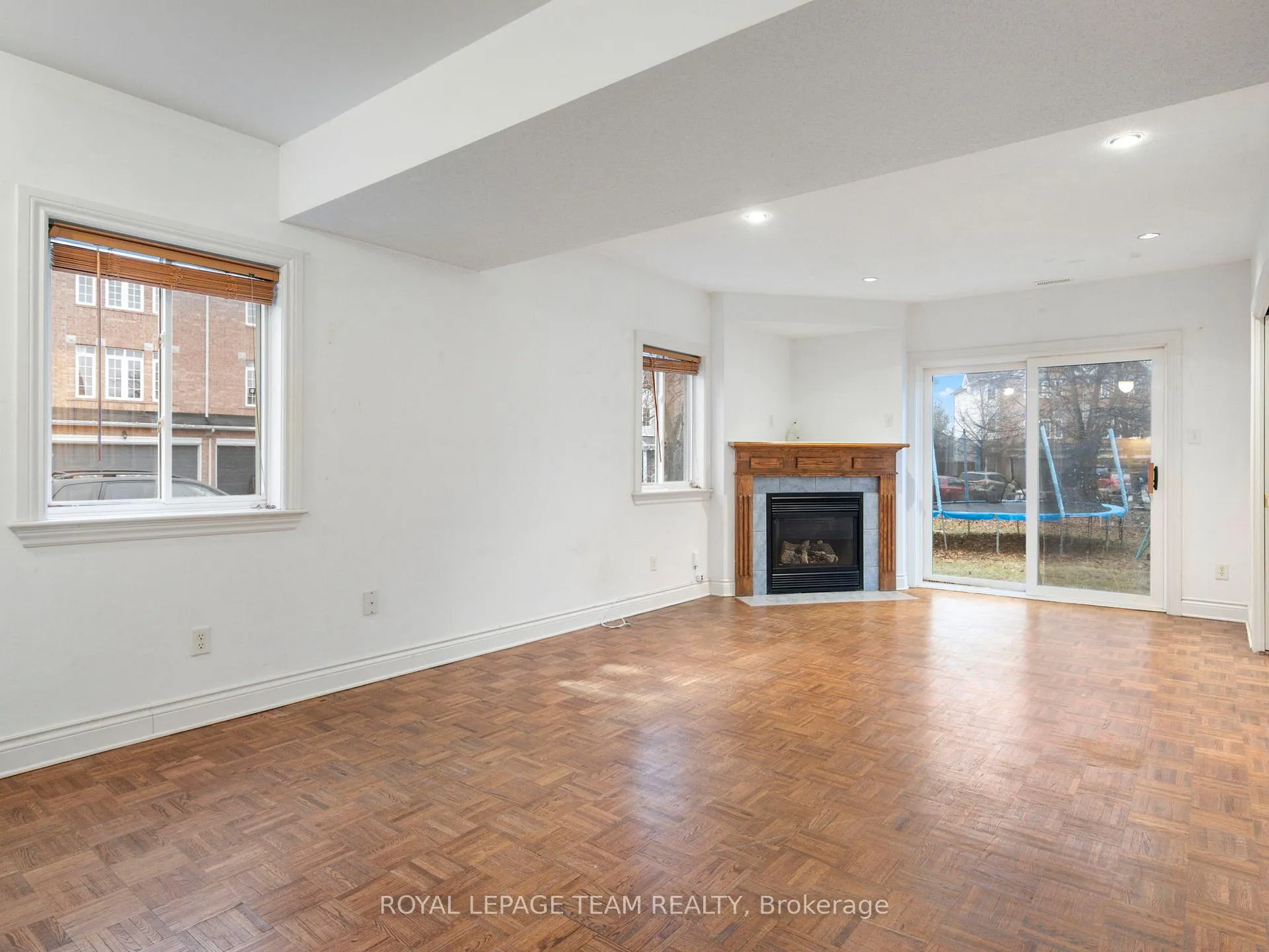 Photo 5 of 51 Castle Glen Crescent, Ottawa, Kanata - Glencairn/Hazeldean — HOMEH