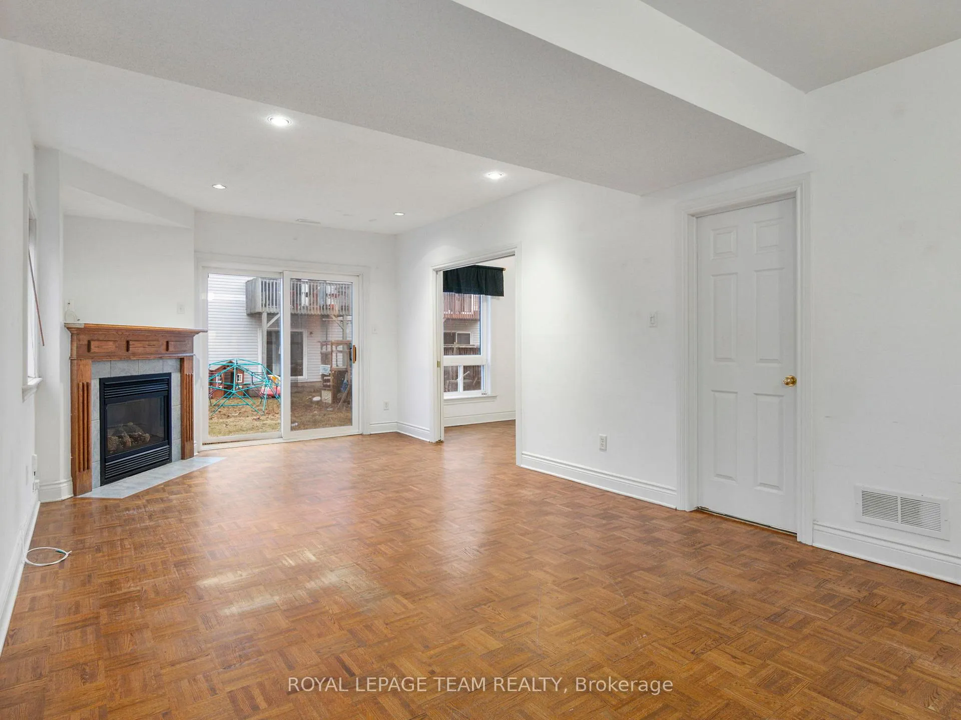 Photo 6 of 51 Castle Glen Crescent, Ottawa, Kanata - Glencairn/Hazeldean — HOMEH