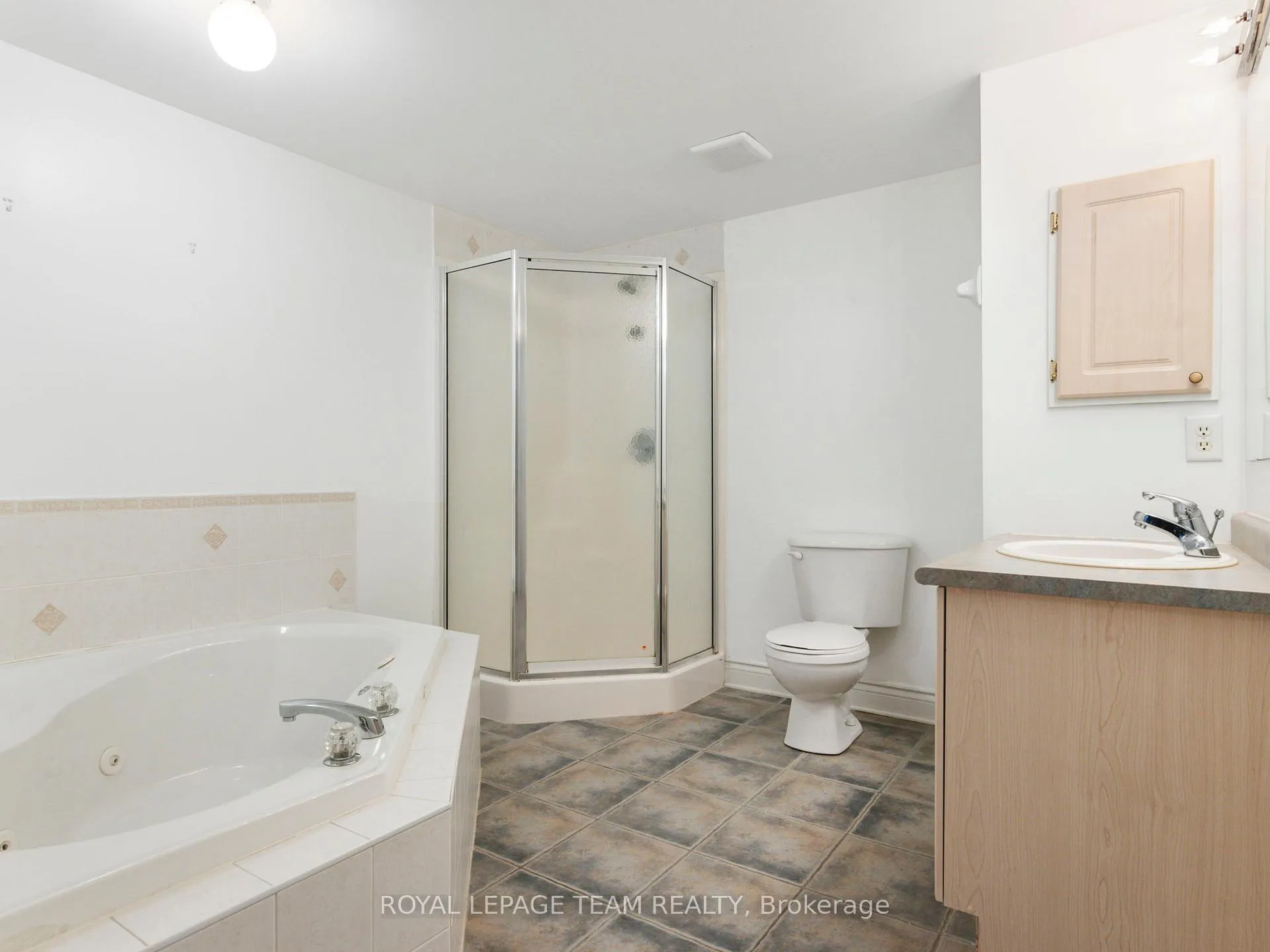 Photo 12 of 51 Castle Glen Crescent, Ottawa, Kanata - Glencairn/Hazeldean — HOMEH