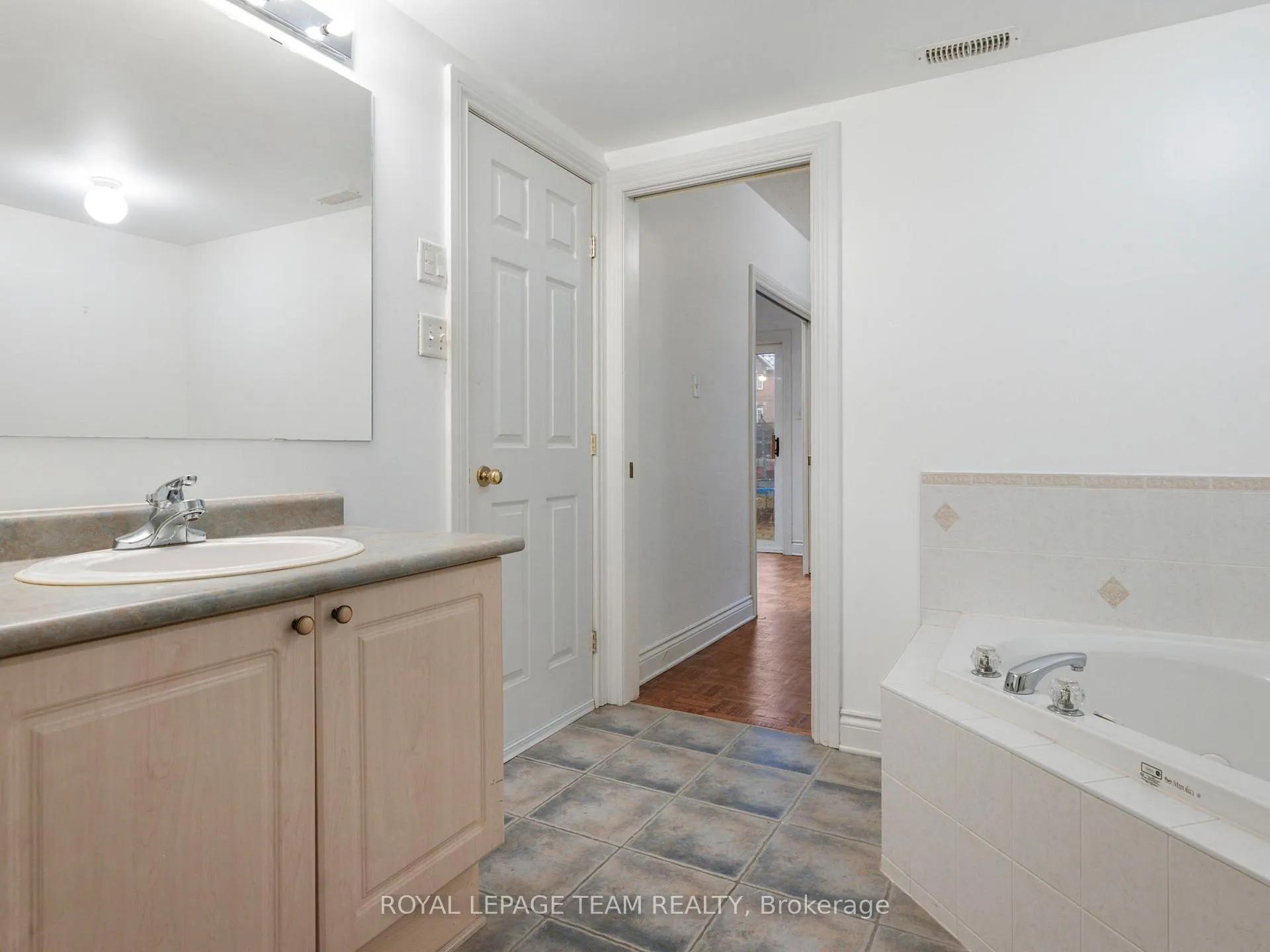 Photo 13 of 51 Castle Glen Crescent, Ottawa, Kanata - Glencairn/Hazeldean — HOMEH