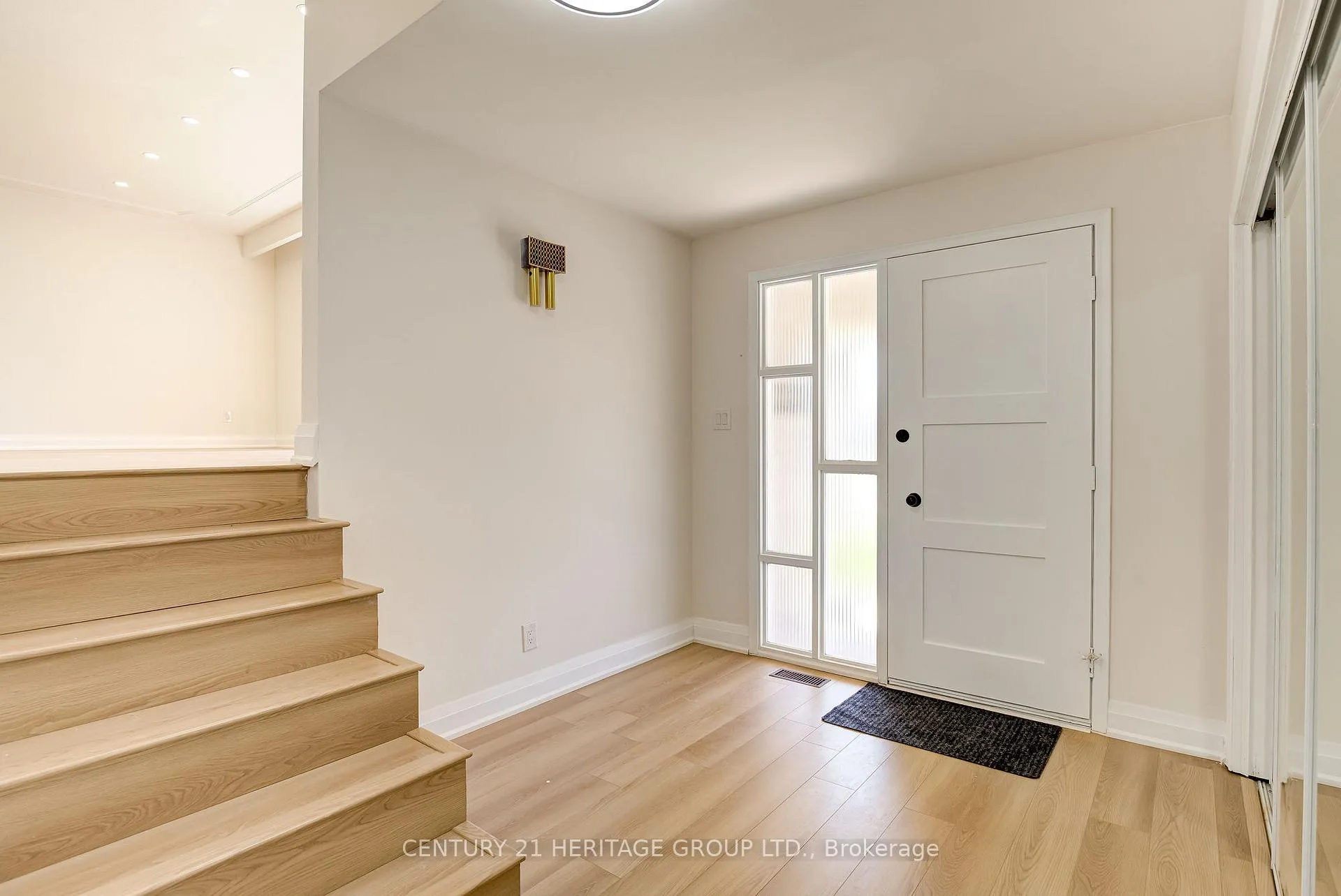 Photo 3 of 139 Strathcona Crescent, Kitchener — HOMEH