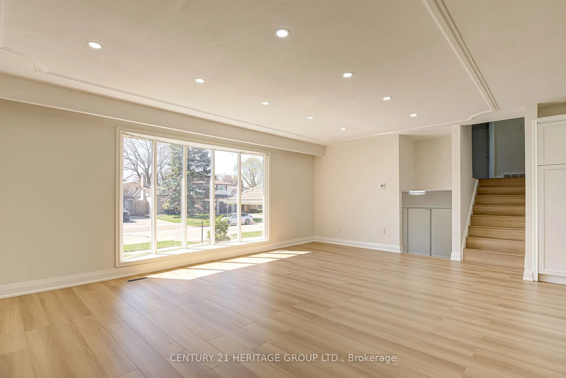 Photo 4 of 139 Strathcona Crescent, Kitchener — HOMEH