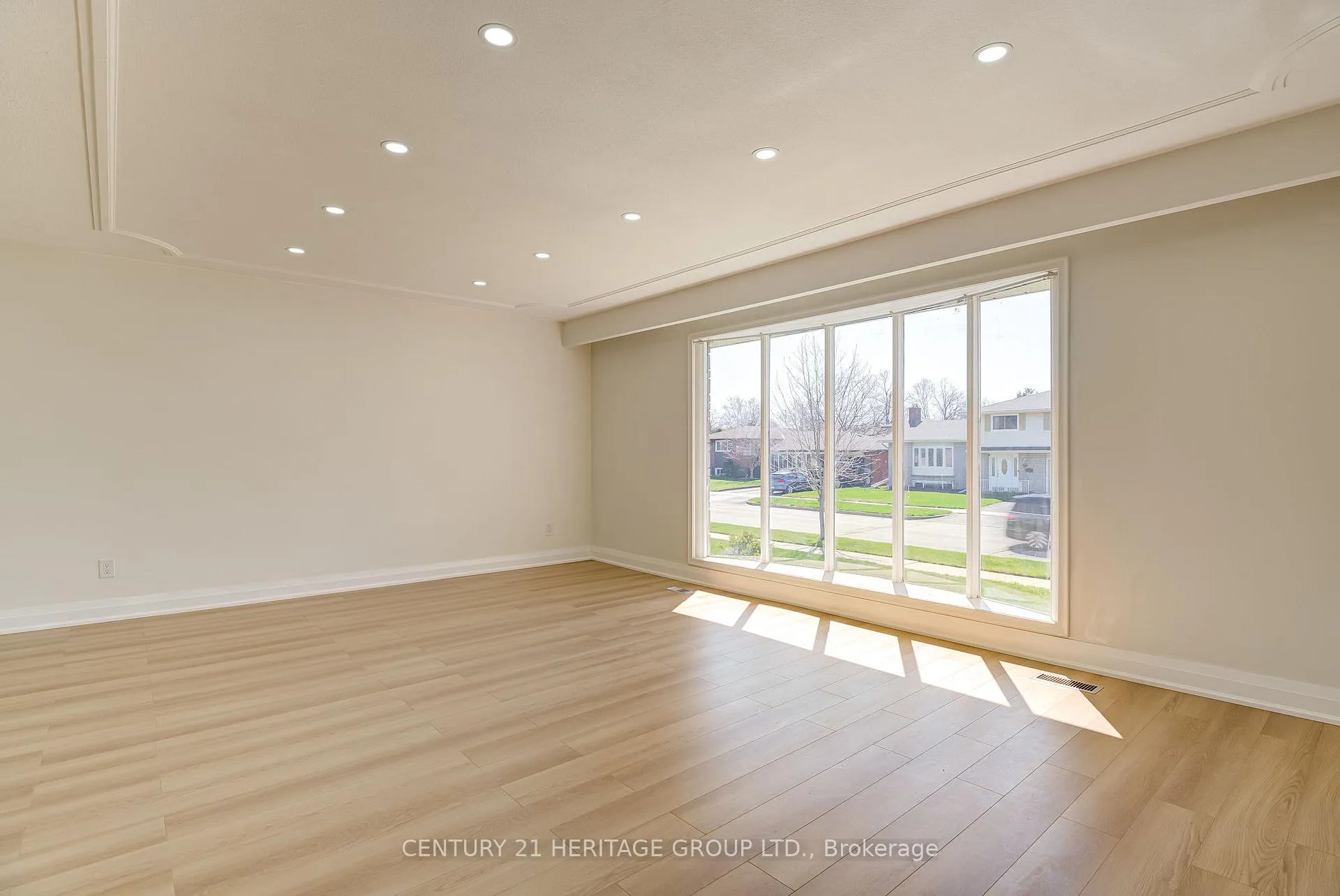 Photo 5 of 139 Strathcona Crescent, Kitchener — HOMEH