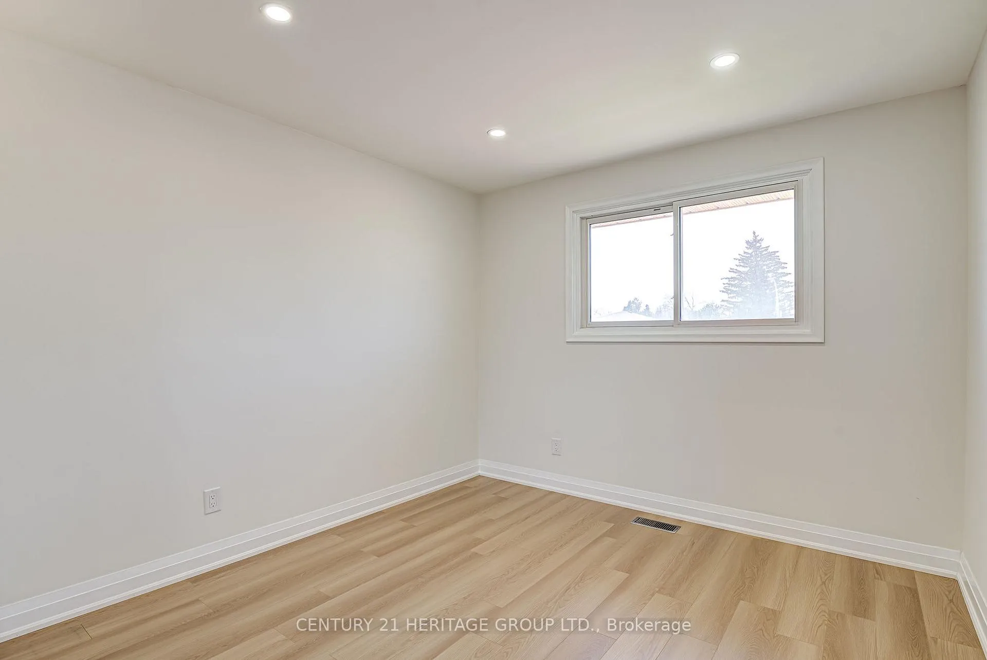 Photo 15 of 139 Strathcona Crescent, Kitchener — HOMEH