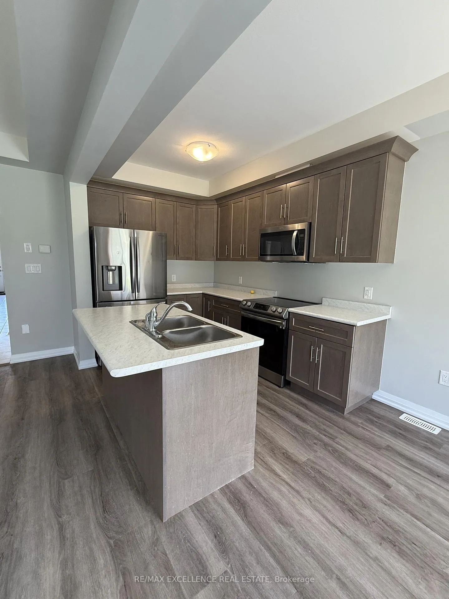 Photo 10 of 22 Bur Oak Drive, Thorold, Confederation Heights — HOMEH