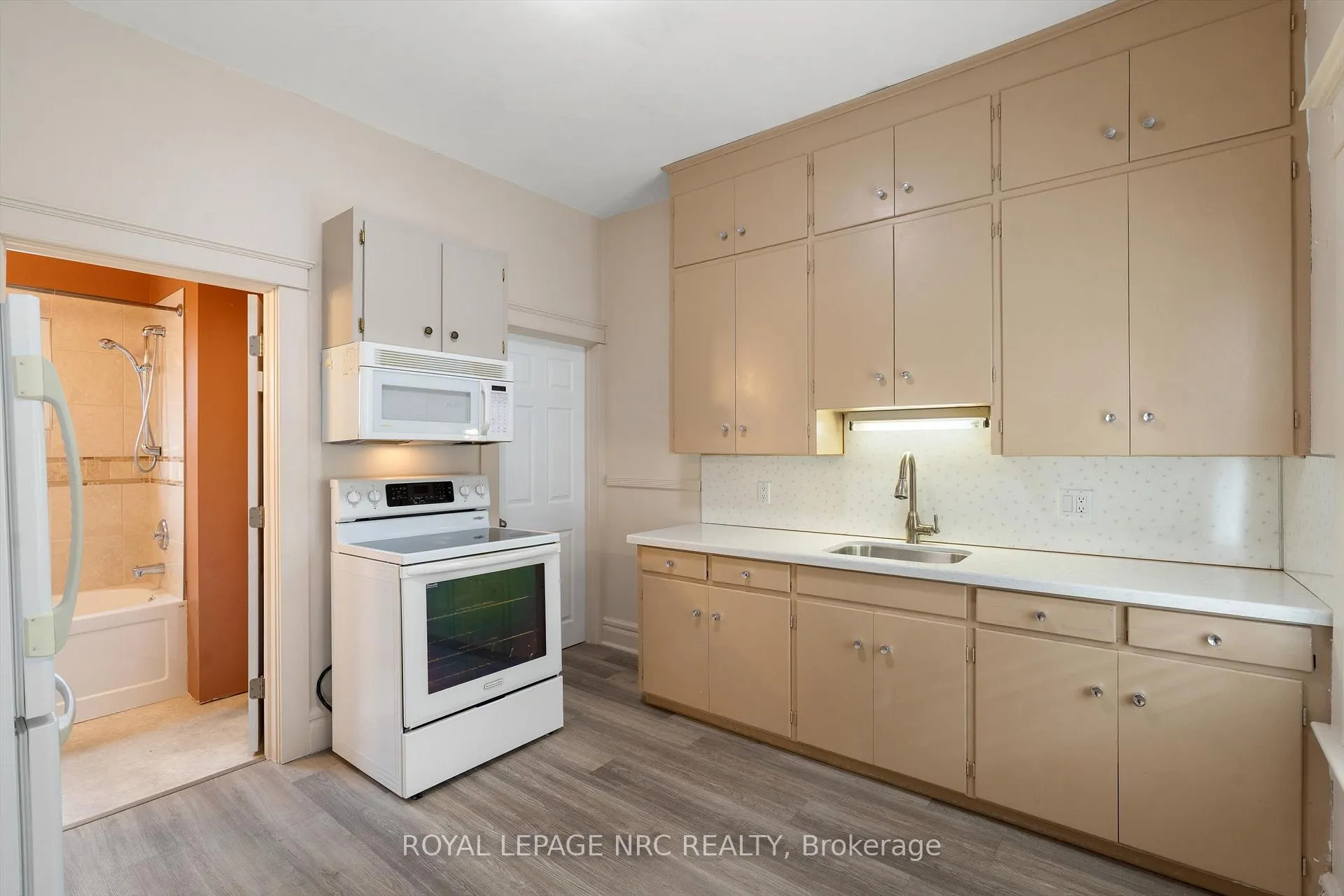 Photo 10 of 16 McGhie Street, St. Catharines, Downtown — HOMEH