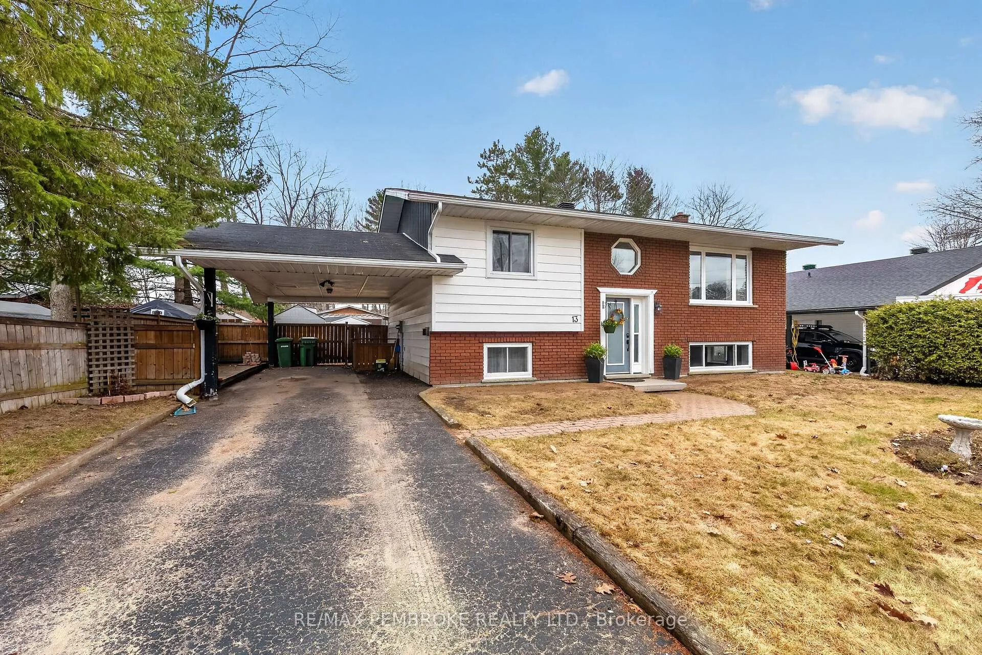 Photo 2 of 13 Point Crescent, Petawawa — HOMEH