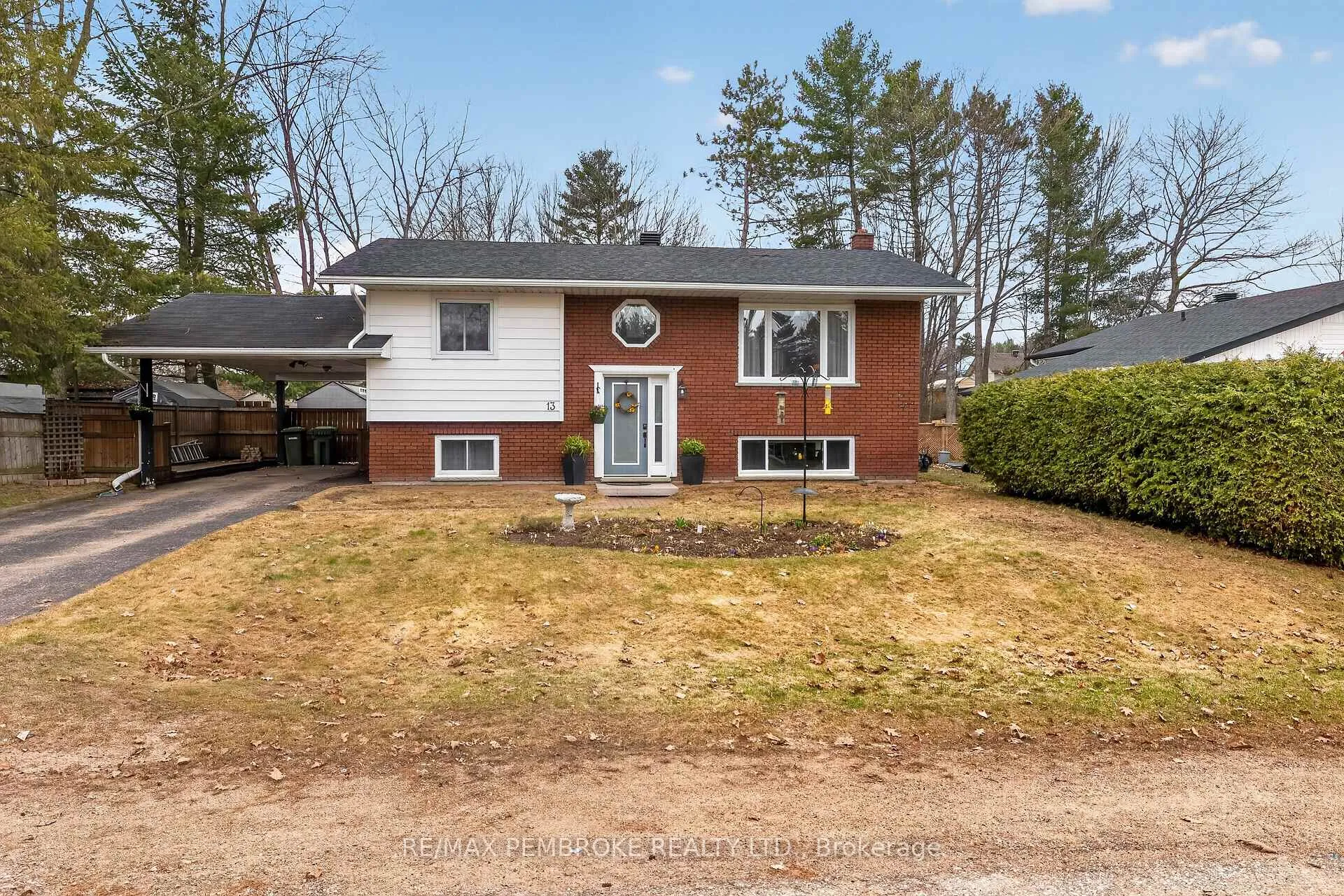 Photo 3 of 13 Point Crescent, Petawawa — HOMEH