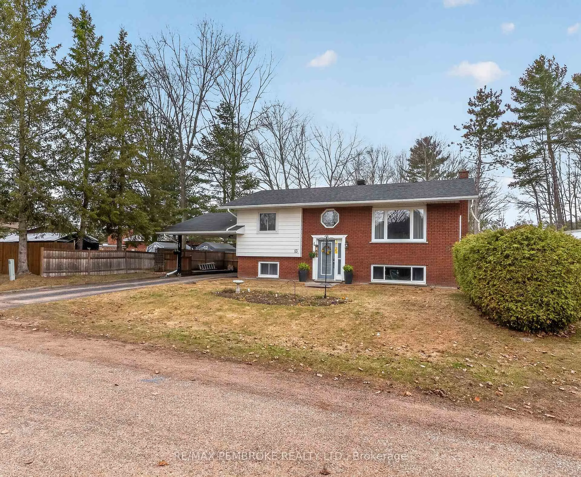 Photo 4 of 13 Point Crescent, Petawawa — HOMEH