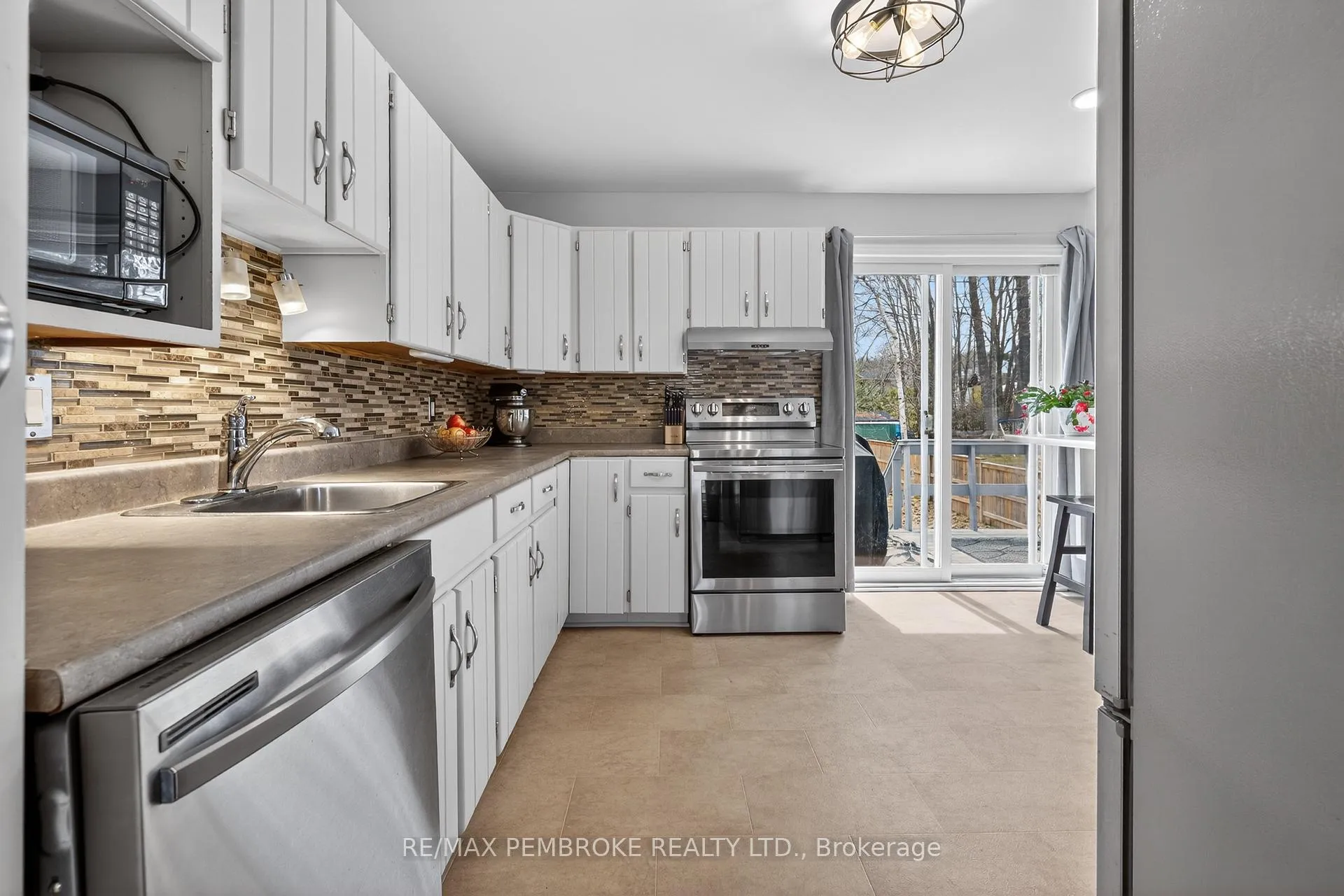 Photo 13 of 13 Point Crescent, Petawawa — HOMEH