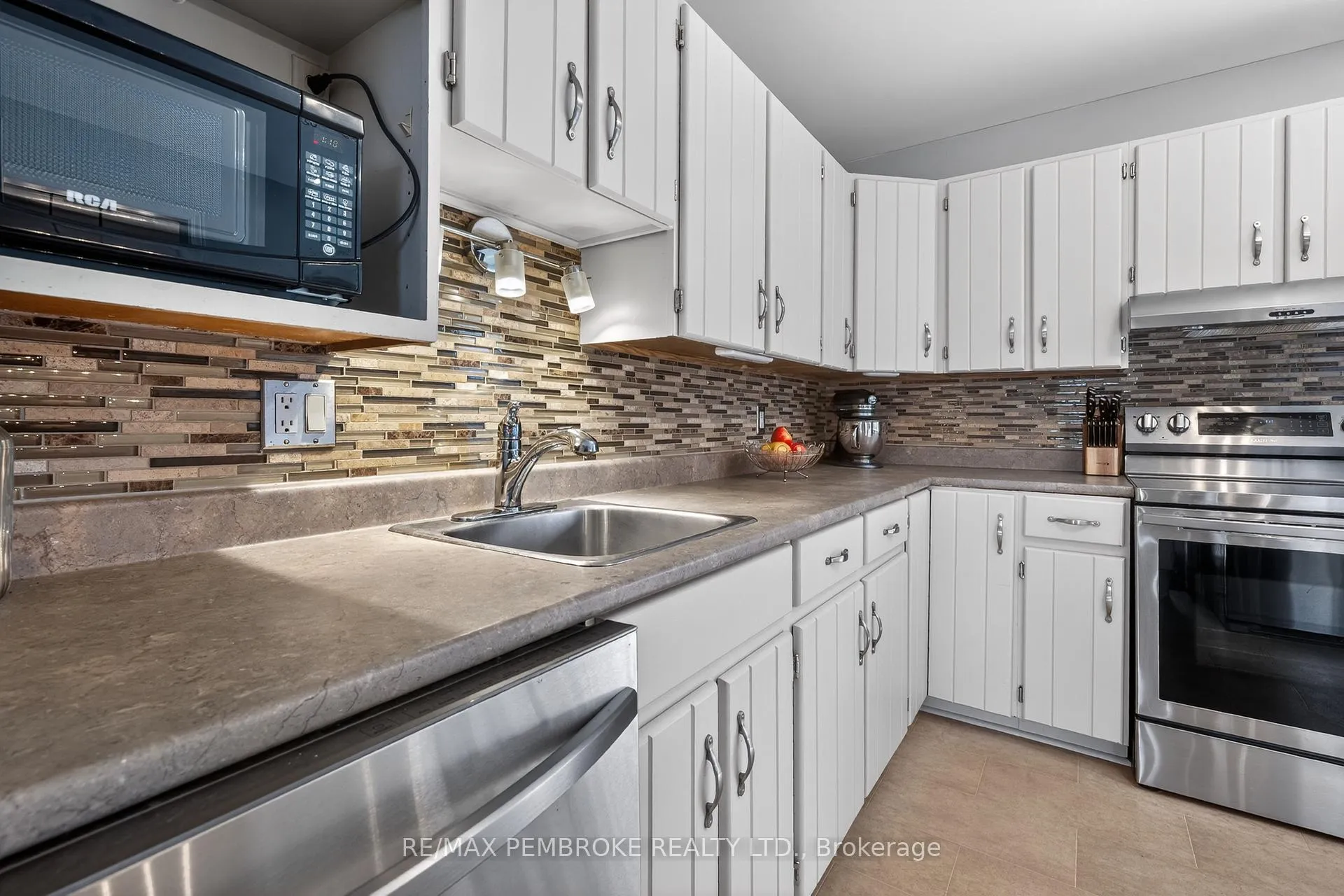 Photo 14 of 13 Point Crescent, Petawawa — HOMEH